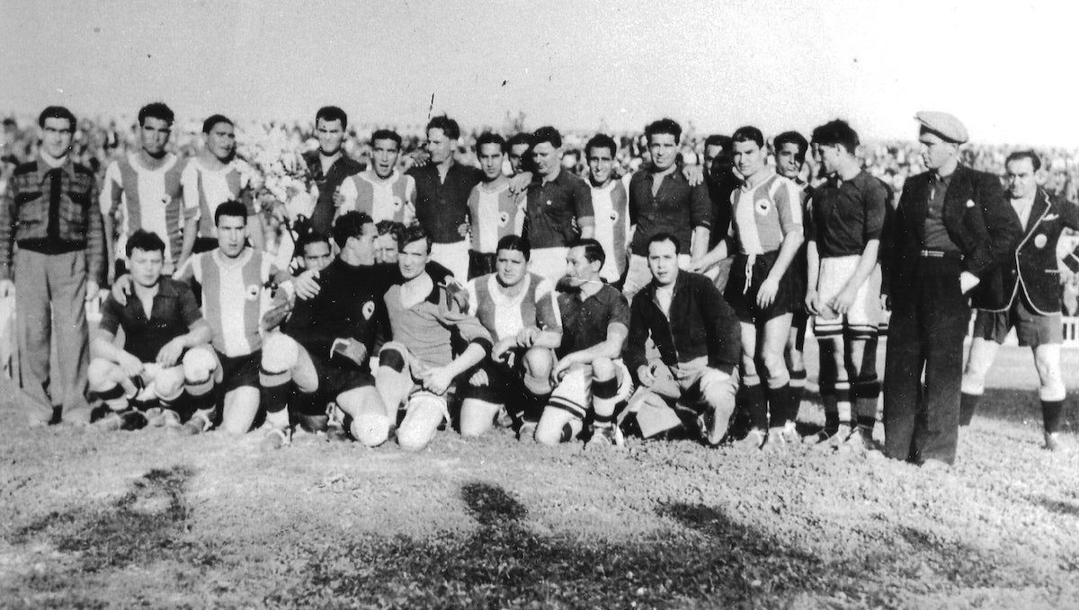 Imatge de jugadors de l'Hèrcules FC i de soviètics del vaixell Transvalt en un amistós disputat a Alacant el 3 de novembre de 1936 / Arxiu Vicente Mestre