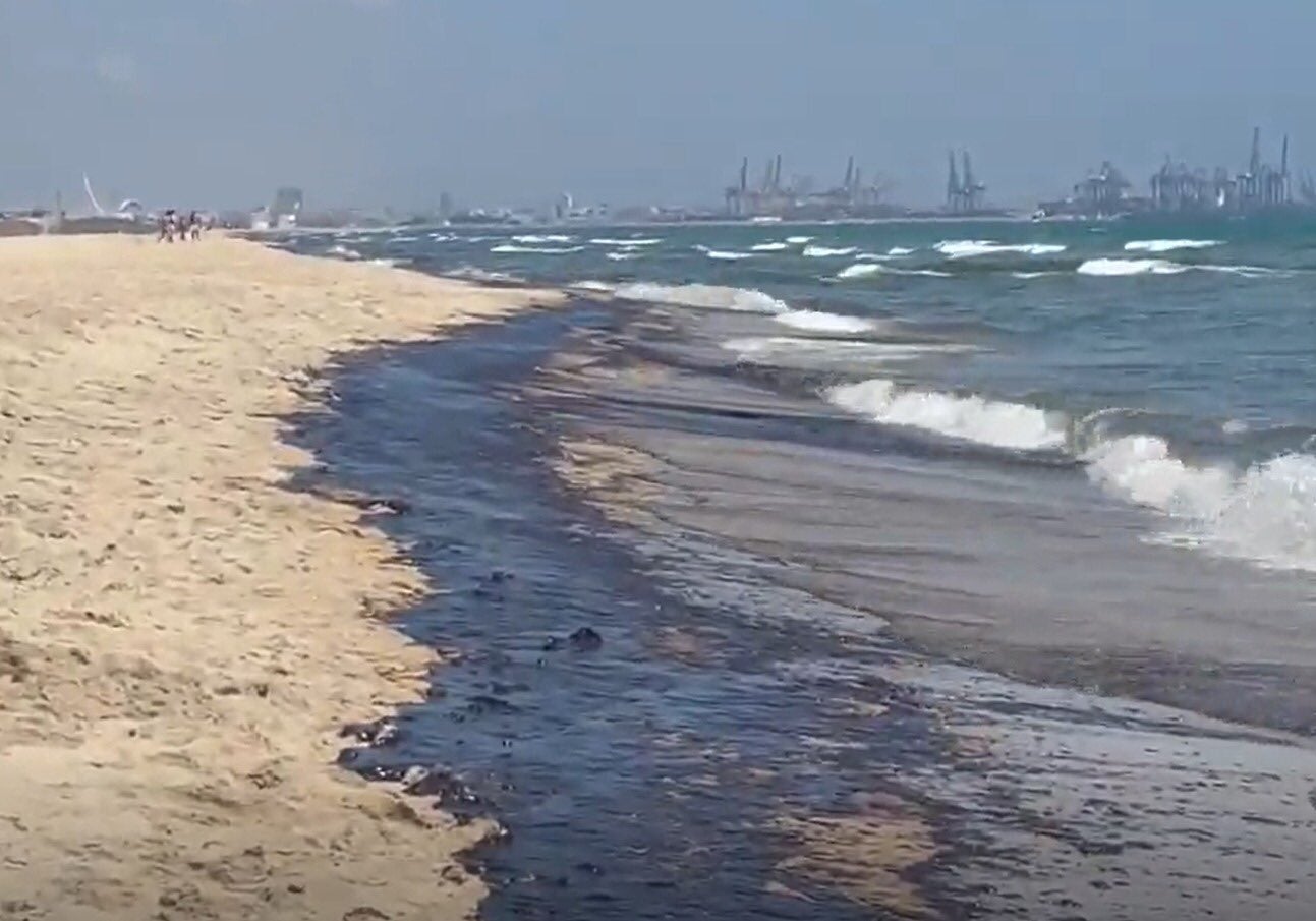 El vessament de fuel ha deixat una taca negra a la platja del Saler