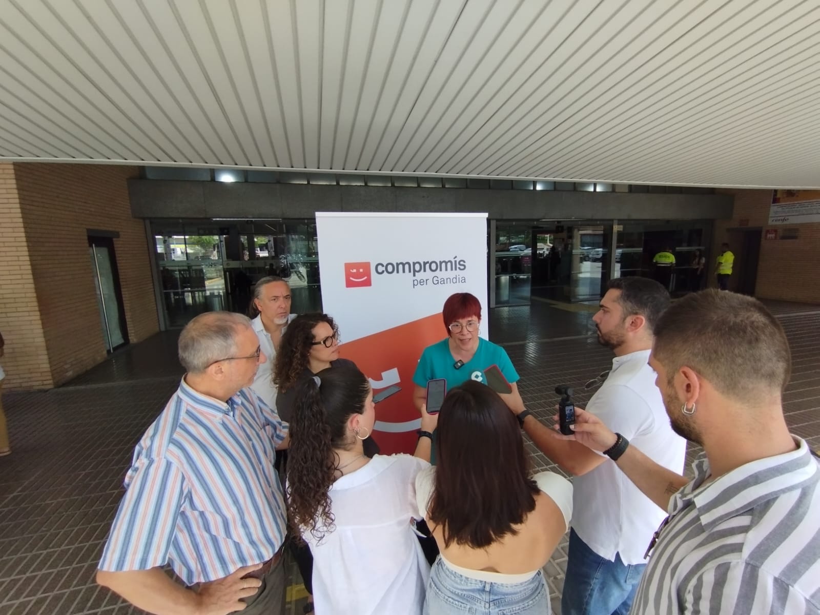 La diputada al Congrés, Àgueda Micó, i la portaveu de la formacióa a Gandia, Alícia Izquierdo, compareixen davant la premsa