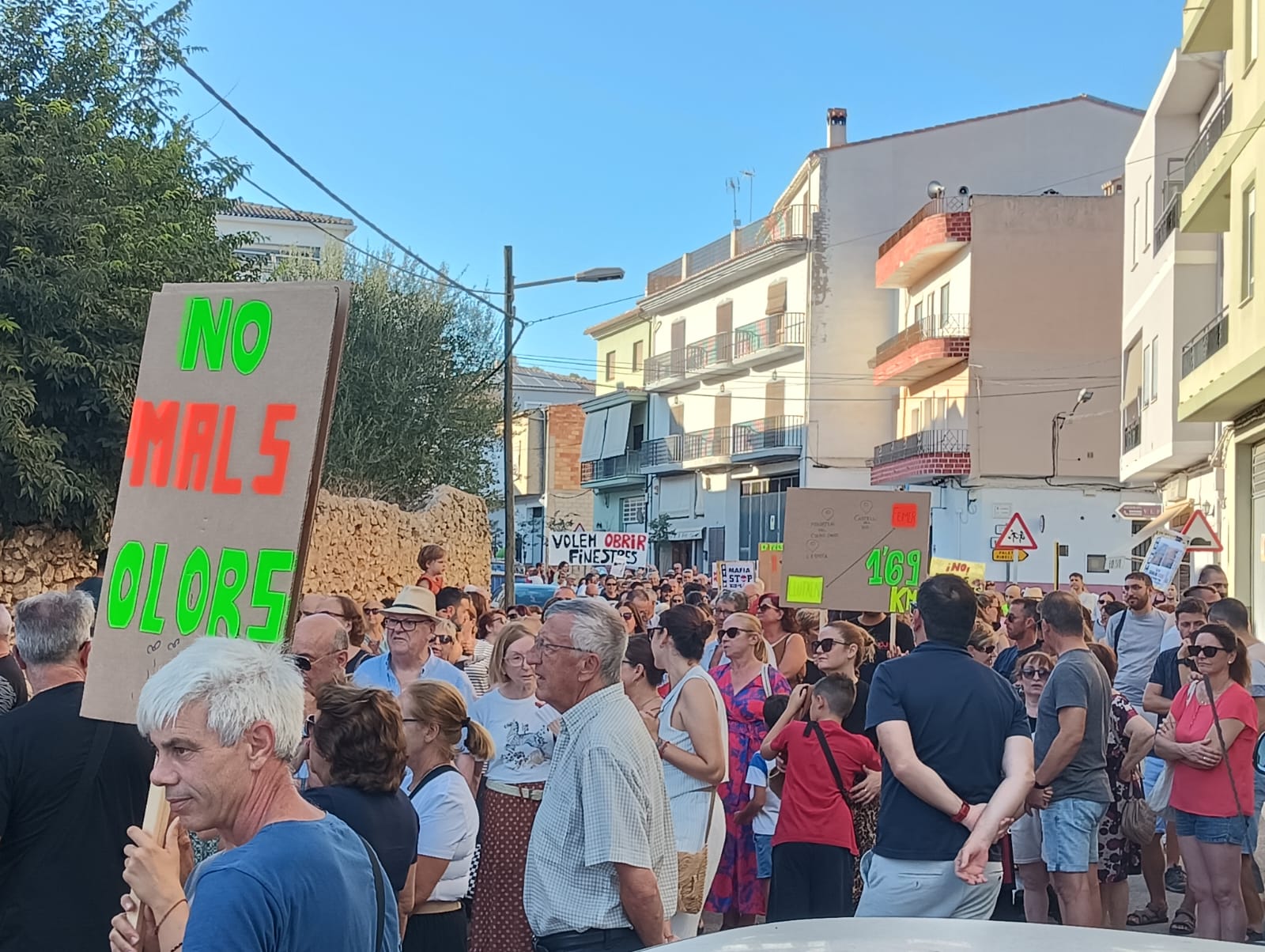 Manifestació a Llutxent (Vall d'Albaida) contra la gestió de la planta de biogàs