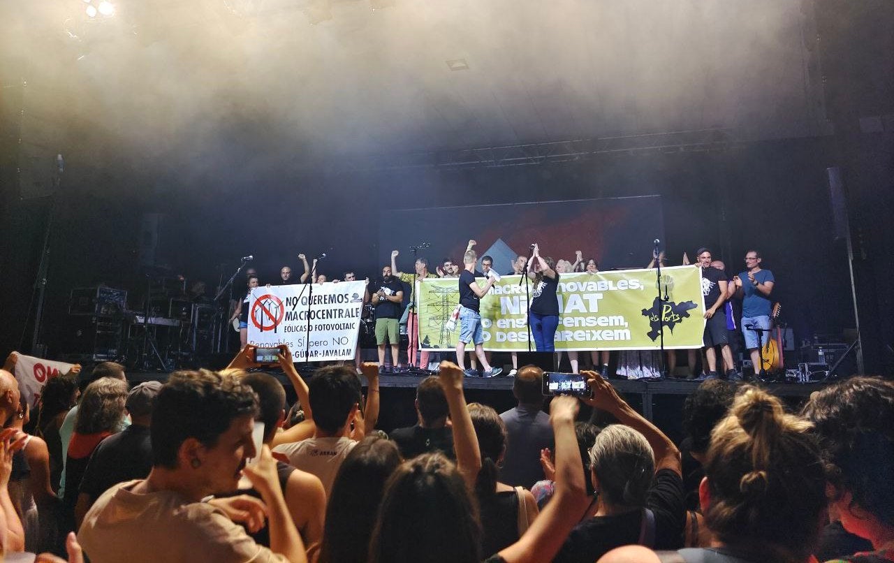 Un miler de persones assisteixen al festival «Defensem la comarca, tombem la MAT», celebrat a Morella | DLV