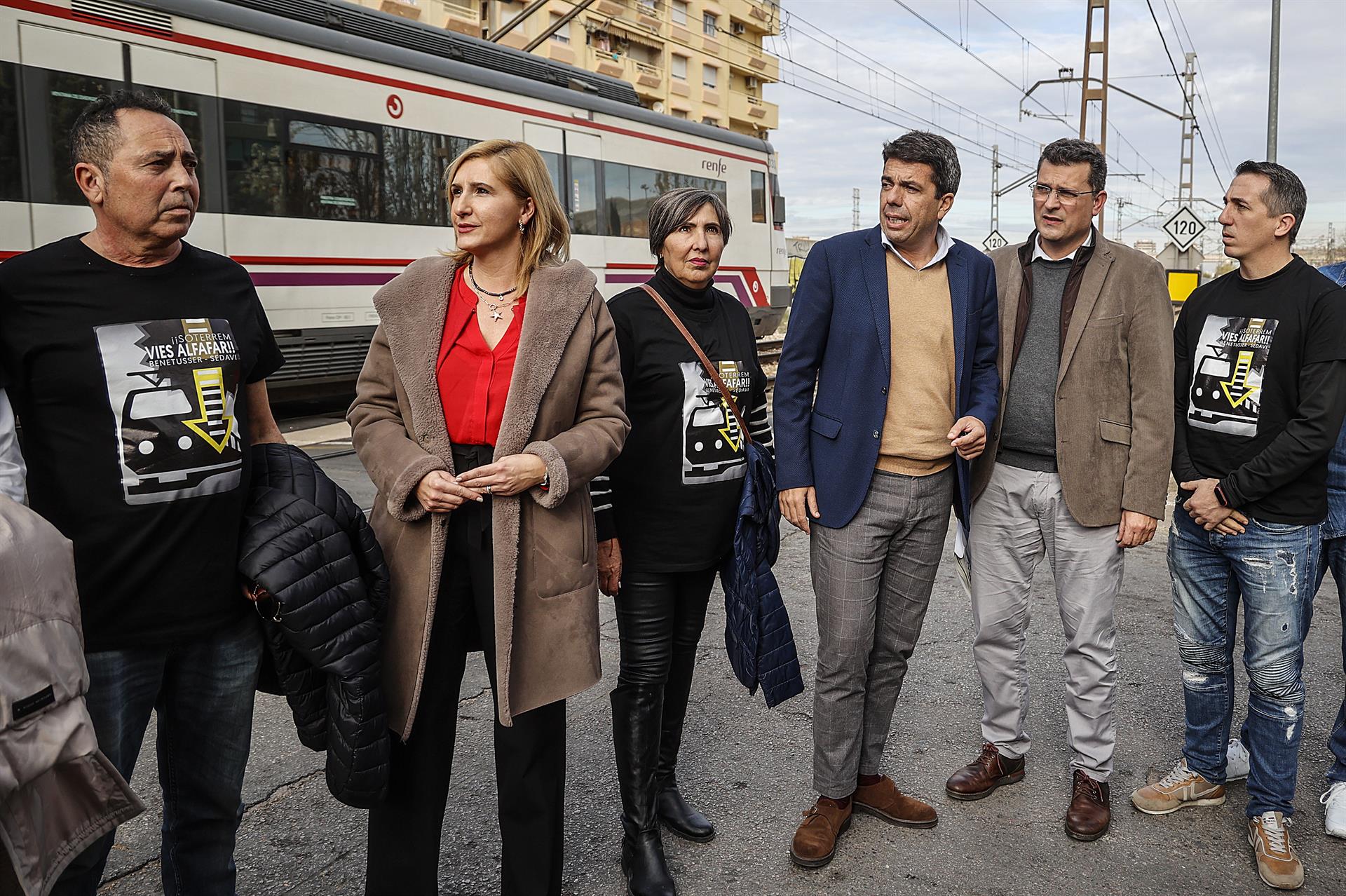 L'alcalde d'Alfafar (Horta Sud), Juan Ramón Adsuara, al costat del president Carlos Mazón / Europa Press