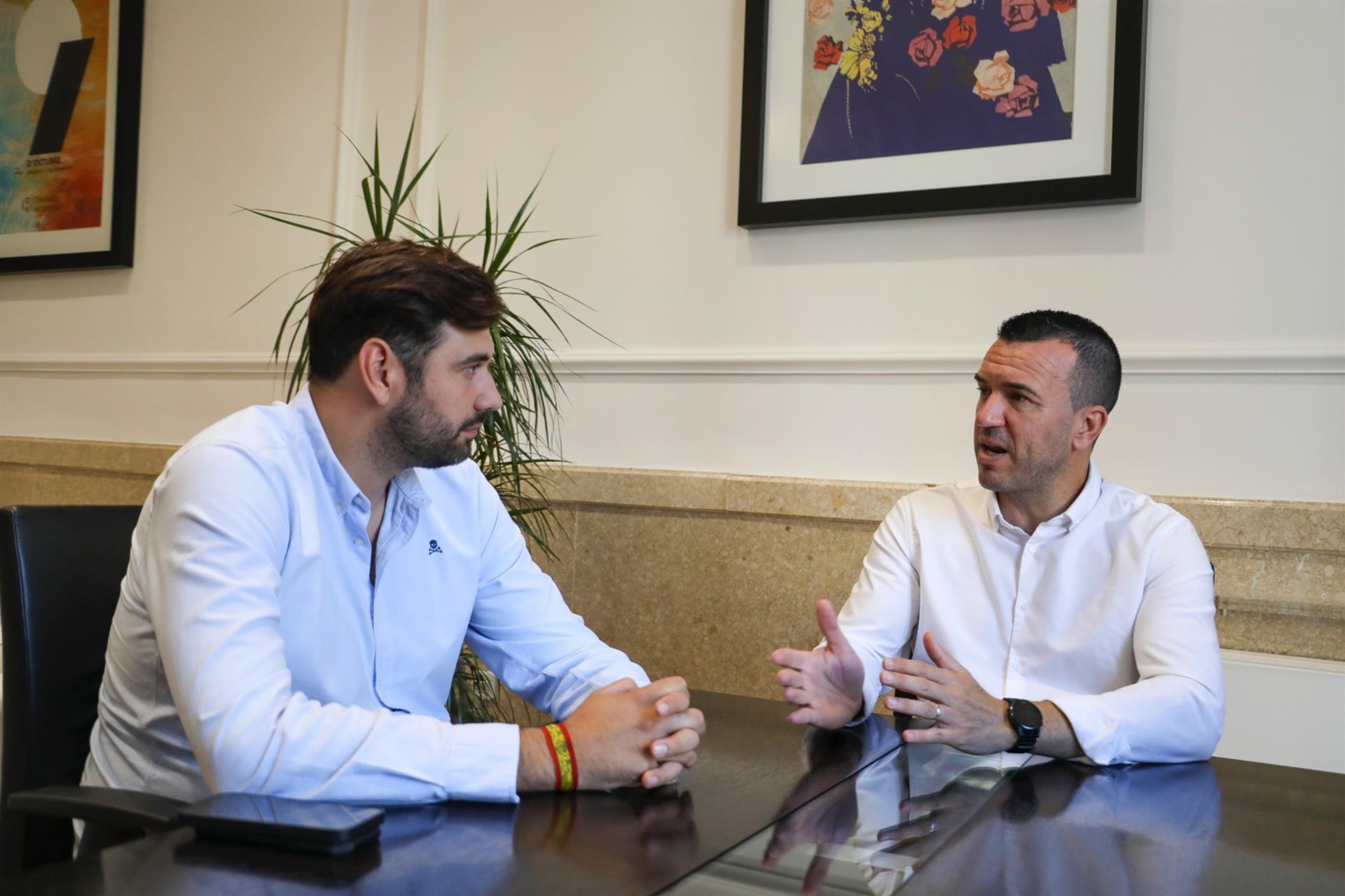 L'alcalde de Beniflà (Safor), Borja Gironés, amb el president de la Diputació de València, Vicent Mompó / Europa Press