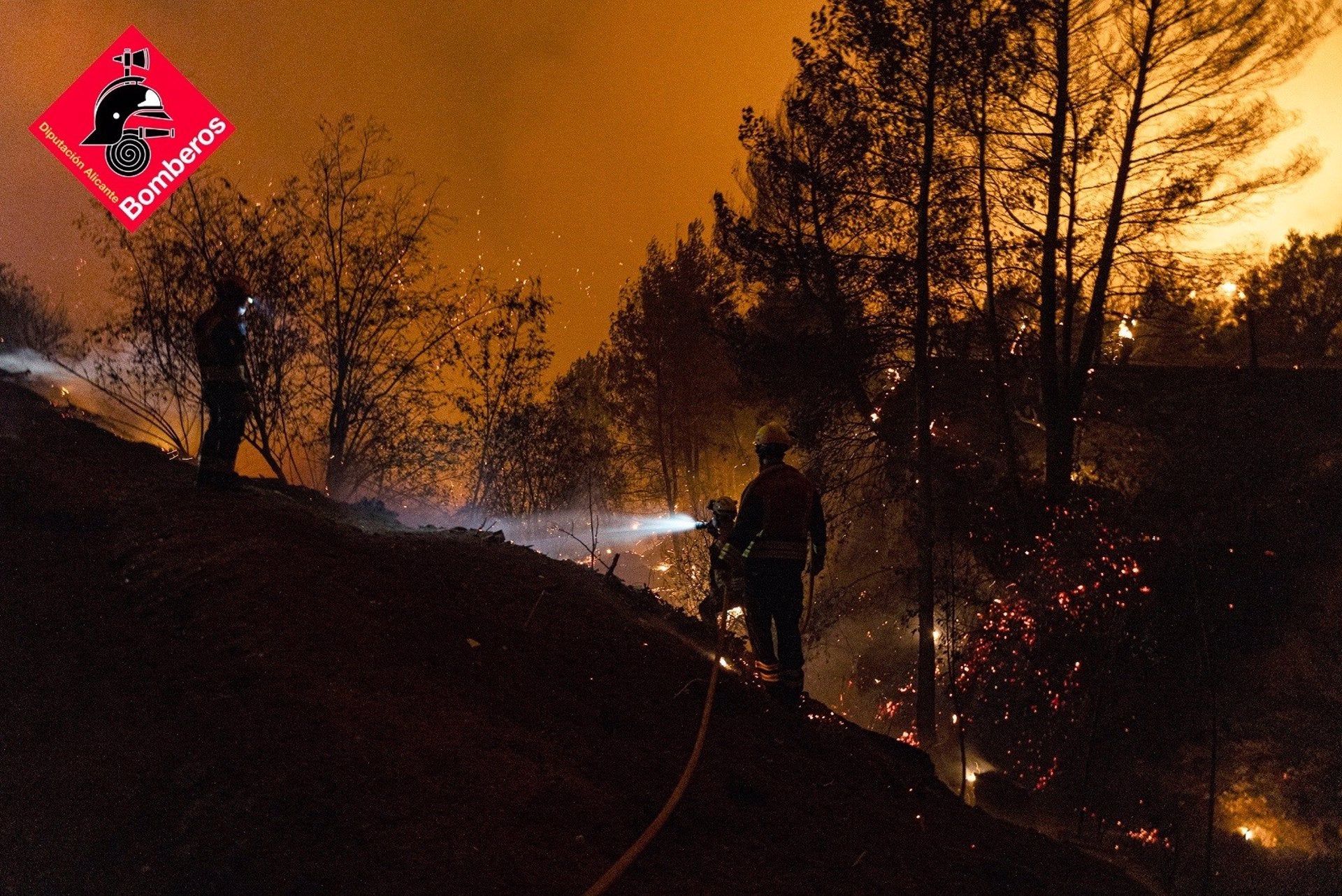 Treballs d'extinció de l'incendi forestal de Benasau durant la nit