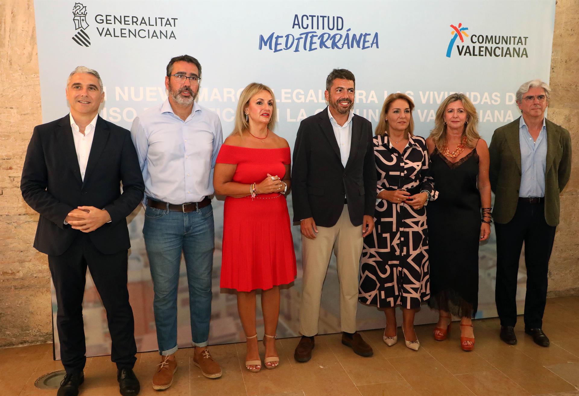 El president Carlos Mazón (al centre) i la consellera Núria Montes (de roig) presenten el decret dels pisos turístics / Europa Press - Arxiu