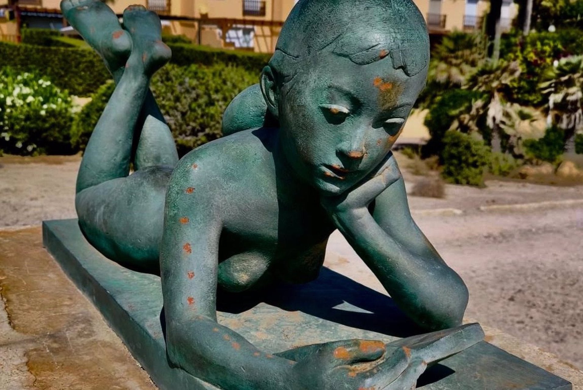 Escultura «Xiqueta llegint» al passeig Voramar del Campello | EP