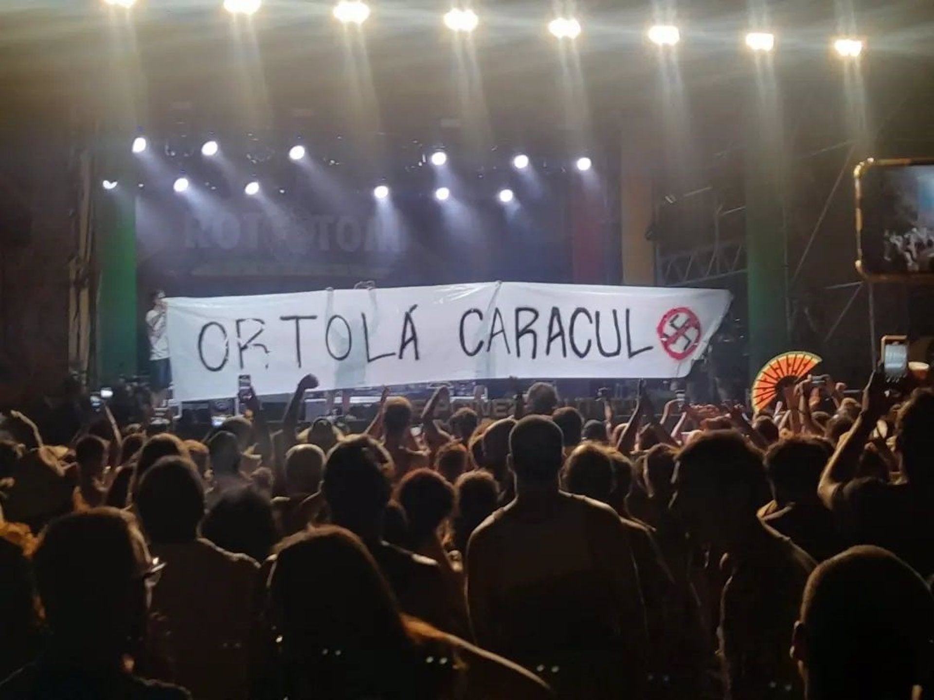 Actuació de Los Chikos del Maíz al Rototom amb una pancarta dedicada a Antonio Ortolá, portaveu de Vox a Castelló de la Plana / Europa Press