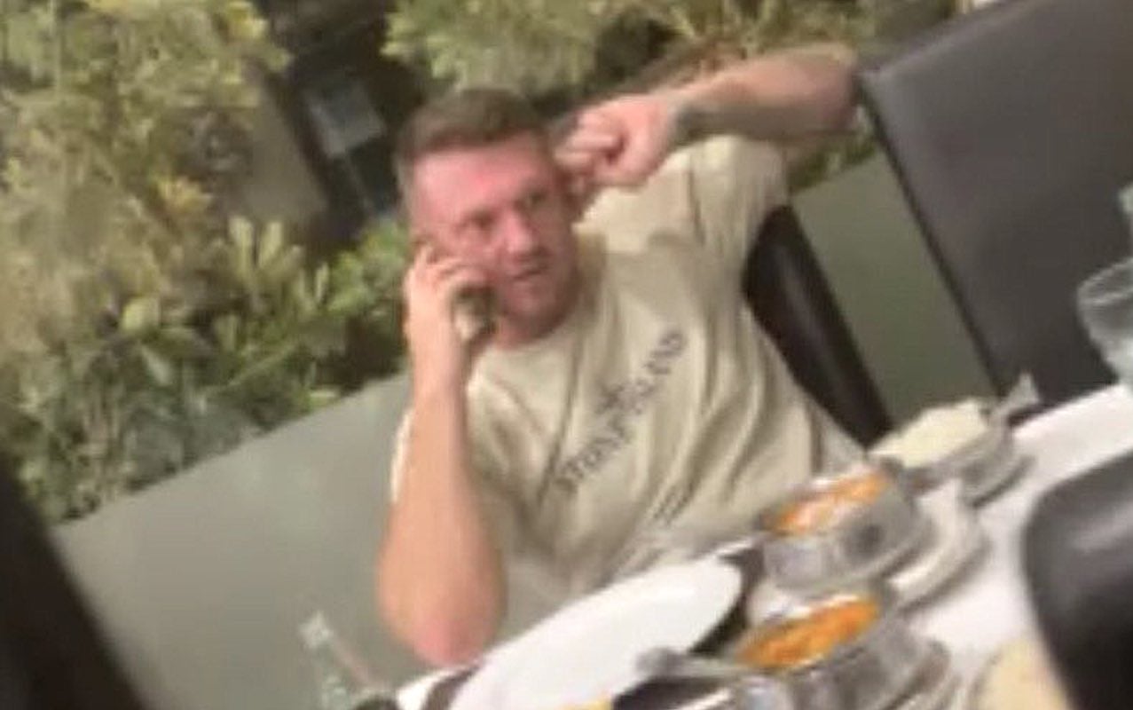 L'ultra britànic Tommy Robinson en un restaurant a l'Albir | GB News Spin Room
