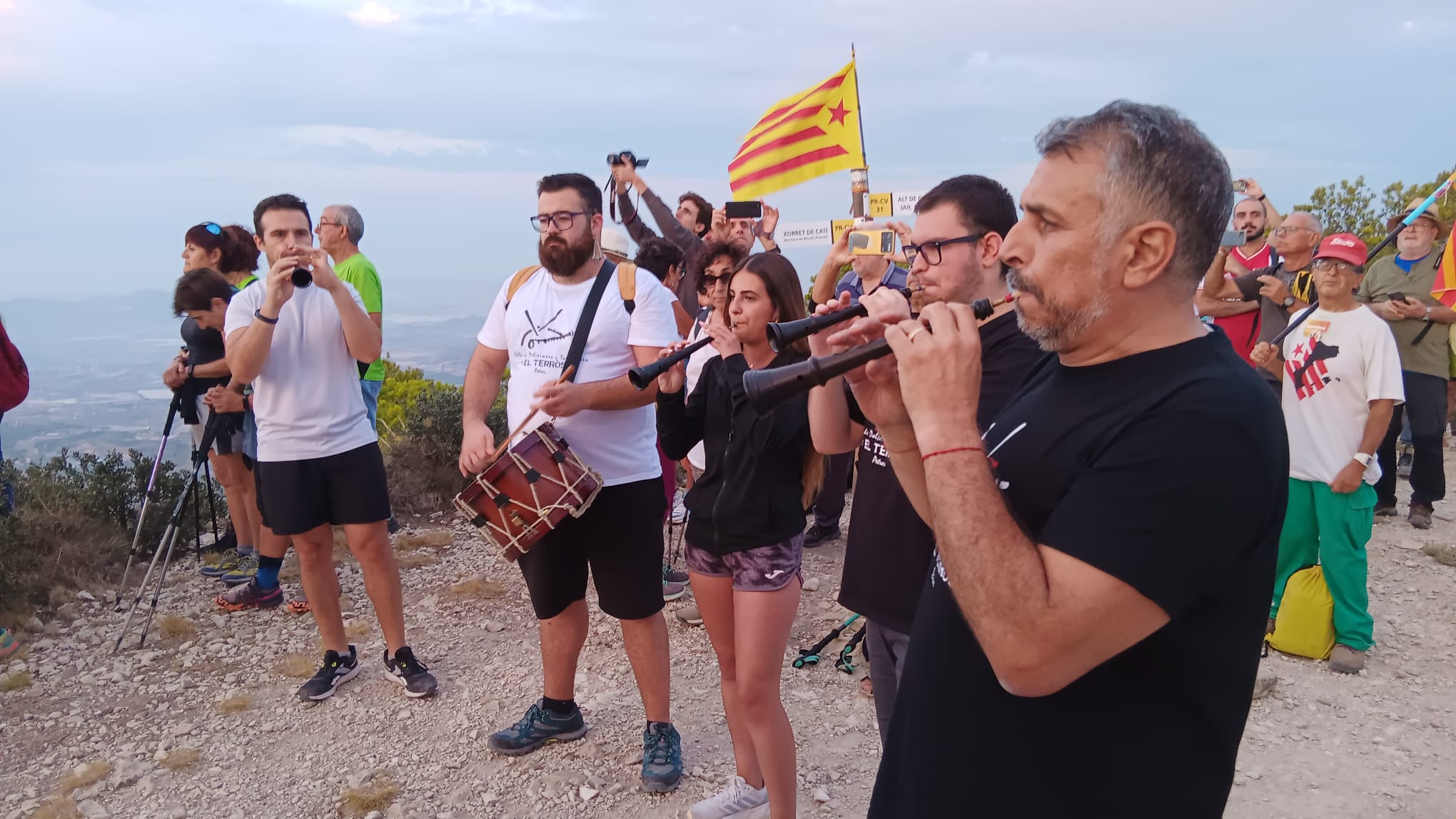 Dolçainers a l'alt de Guisop en l'homenatge a Enric Valor, el 2024