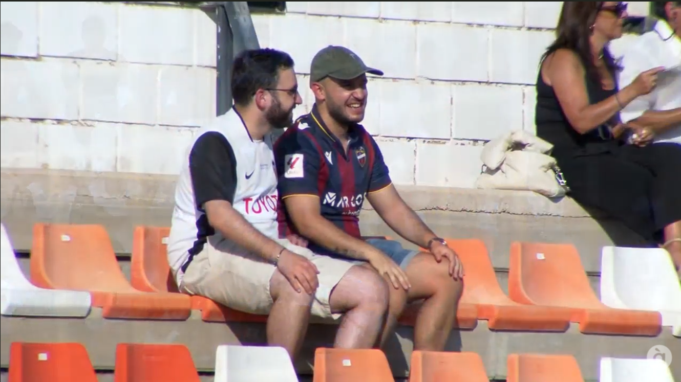 L'afició xe i granota gaudiren d'un partit amb molta intensitat solar i futbolística | À Punt