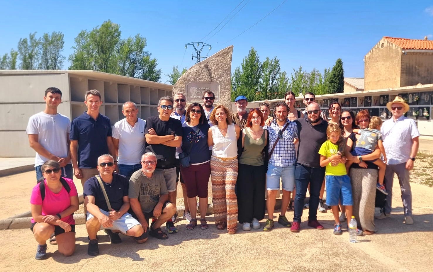Participants del Curs d’Arqueologia i Antropologia Forense al Front de Llevant, al cementeri de Vilafranca | GRMHC