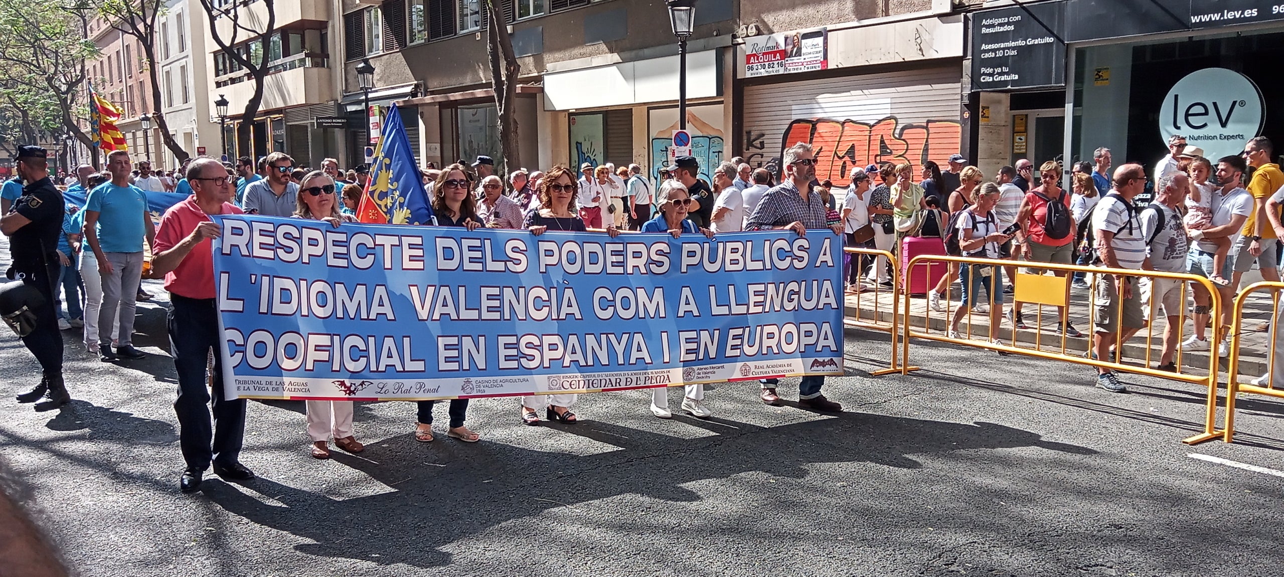 Pamcarta de Lo Rat Penat durant la Processó Cívica del 9 d'Octubre