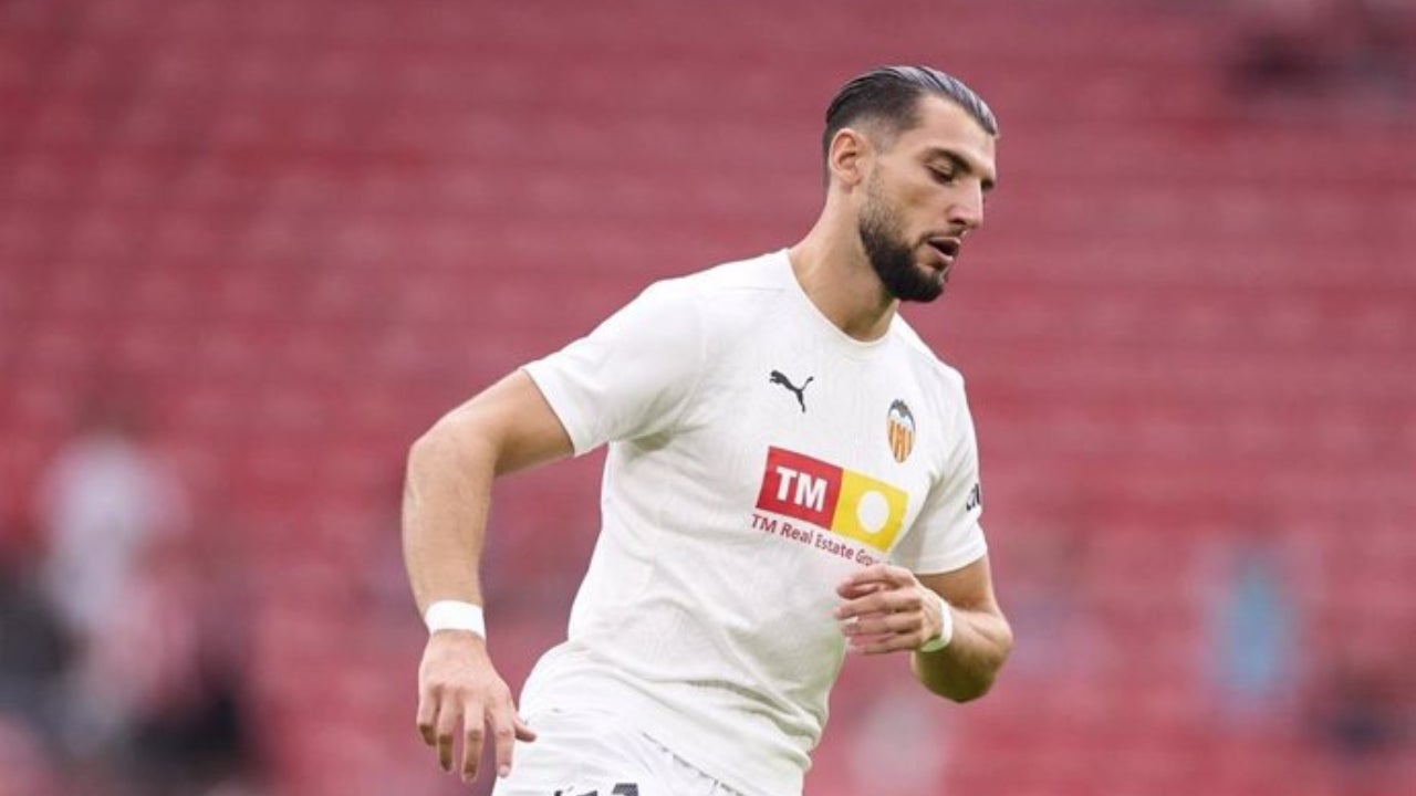 Rafa Mir calfant abans d'un partit del València CF