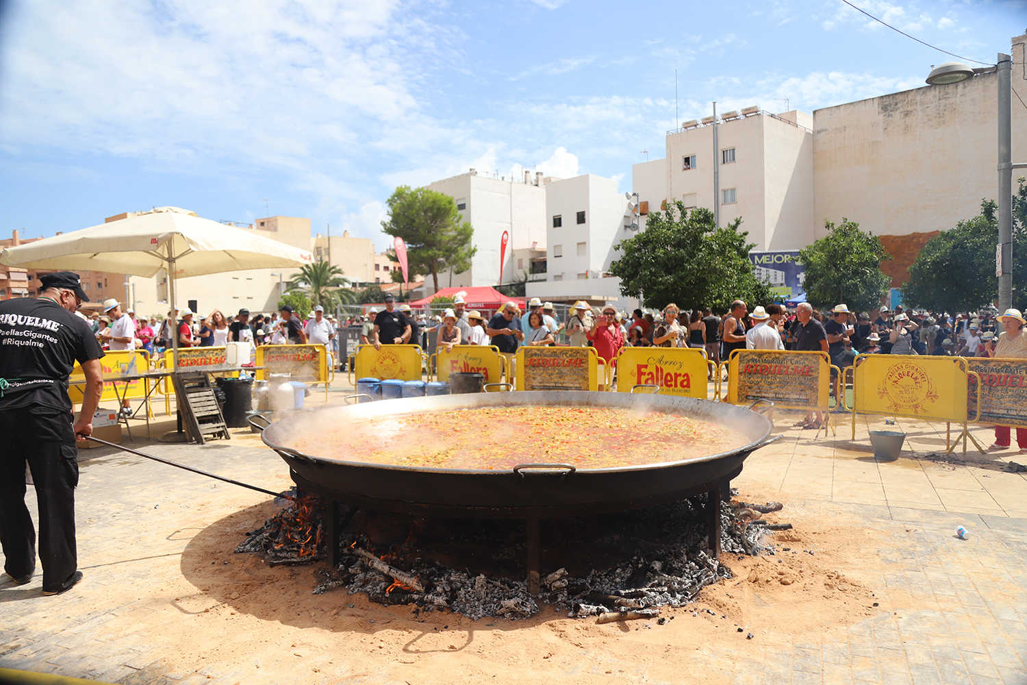 Paella durant les festes del Crist de la Pau a Sant Joan d'Alacant (l'Alacantí)