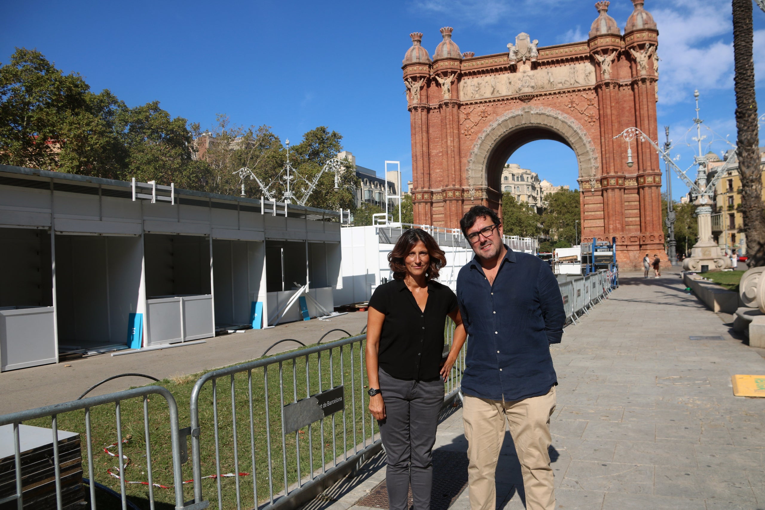 La directora de La Setmana, Cristina Domènech, i el president d'Editors.cat, Ilya Pérdigo, al passeig de Lluís Companys de Barcelona en el muntatge de la fira |  Guillem Roset | ACN