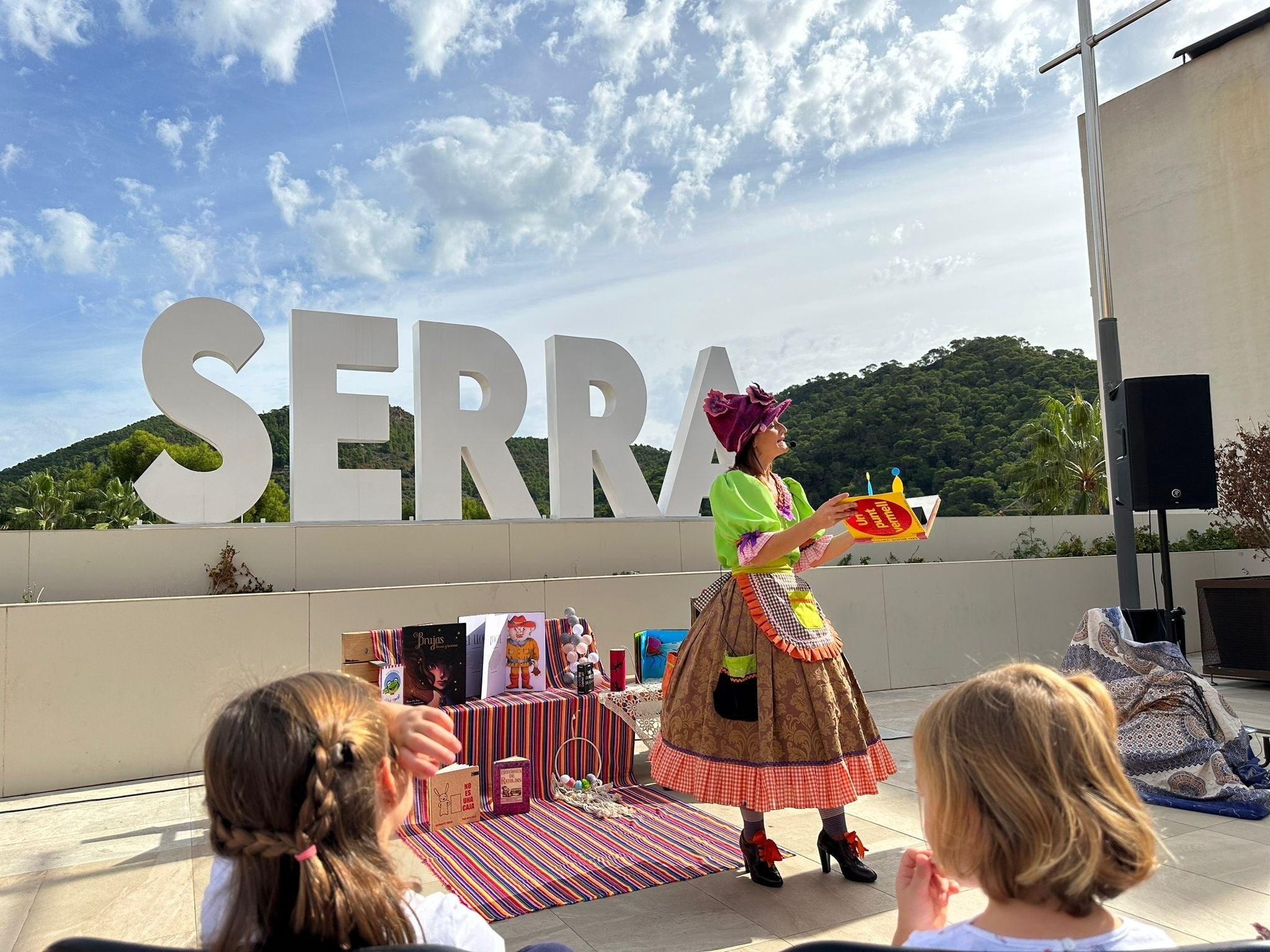 Activitat de lectura infantil a Serra (Camp de Túria)