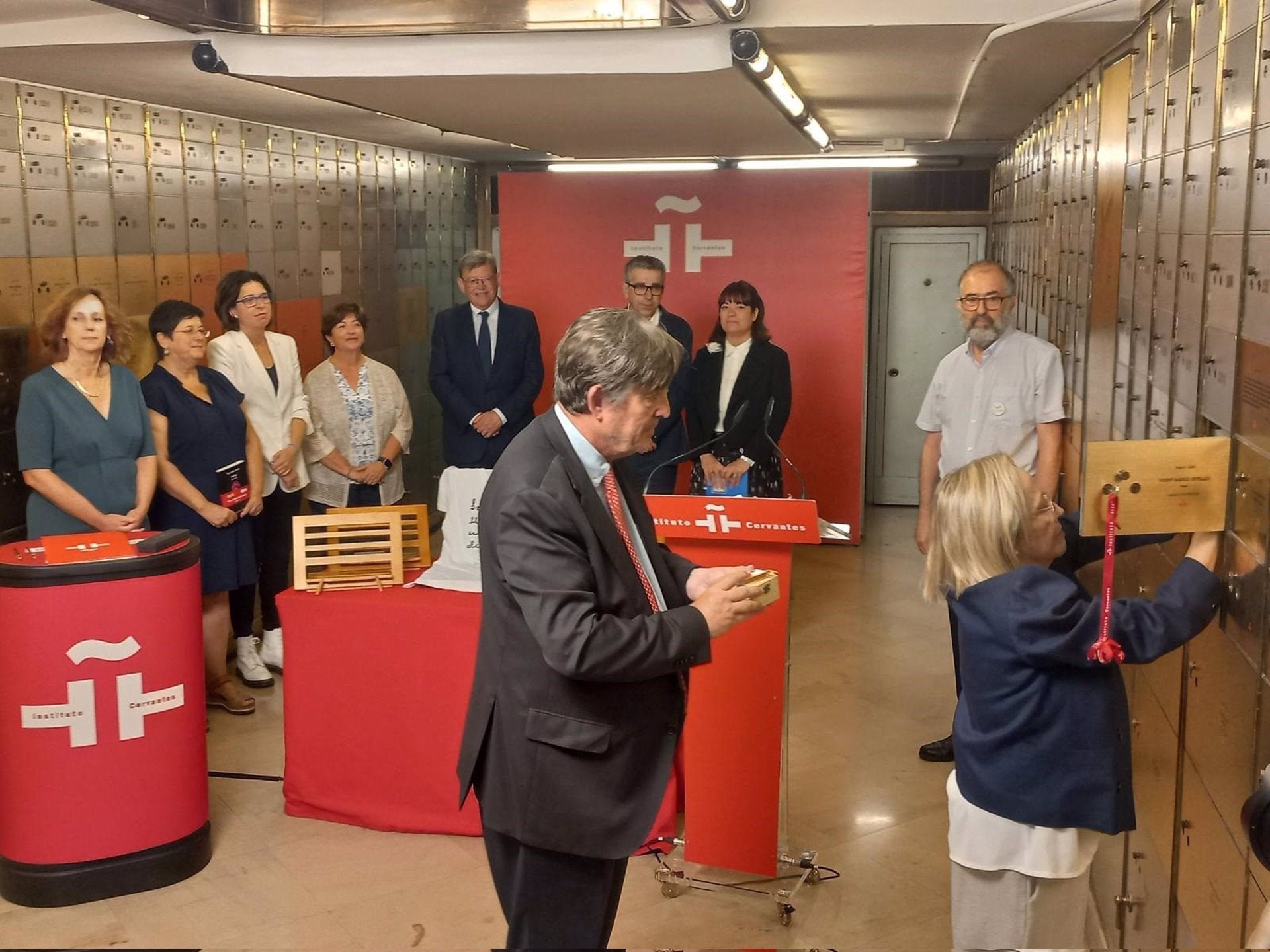 Luis Garcia Montero i Carmina Andrés en l'homenatge a Vicent Andrés Estellés a l'Institut Cervantes / Europa Press