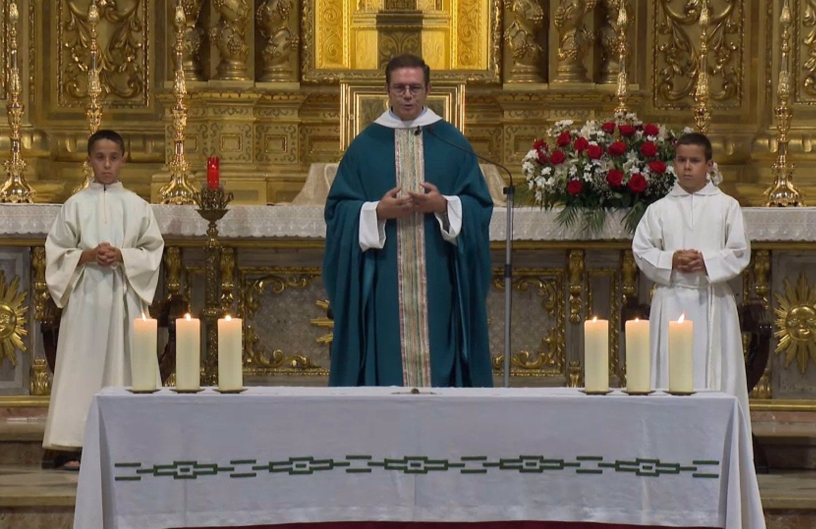 05/09/2024 Misa en √Ä Punt.

La programaci√≥n religiosa en √Ä Punt cumple ya 200 semanas en antena. El 22 de marzo de 2020 la cadena auton√≥mica, ante la pandemia de covid-19, empez√≥ a retransmitir en directo la Misa de los domingos desde la Parroquia de la Asunci√≥n de Torrent (Valencia). Aunque el acuerdo era emitirlas solo mientras existieron las restricciones de aforo en las iglesias, la televisi√≥n valenciana ha consolidado las misas en su programaci√≥n semanal.

COMUNIDAD VALENCIANA ESPA√ëA EUROPA VALENCIA SOCIEDAD
√Ä PUNT