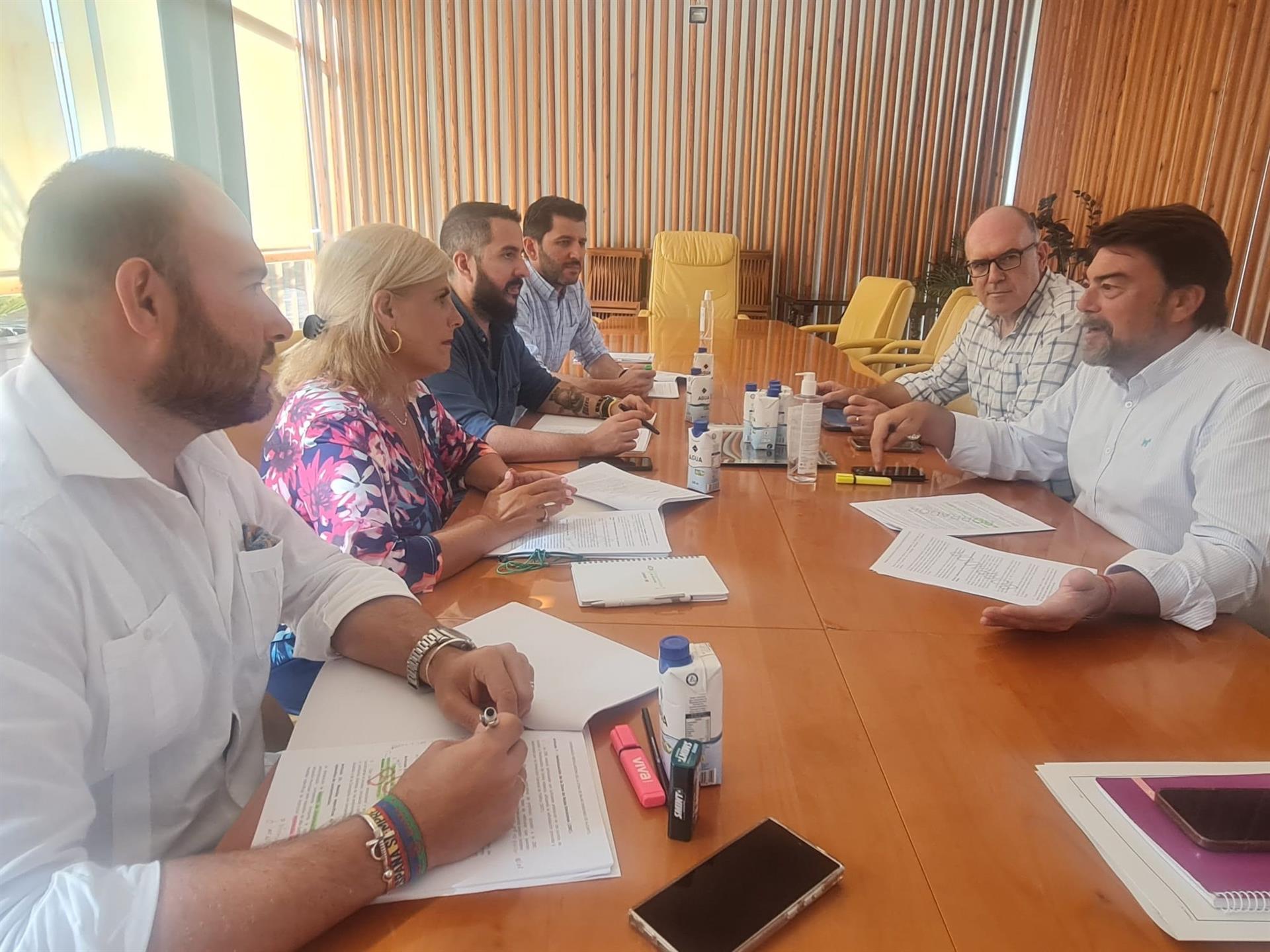 Els regidors de Vox a l'Ajuntament d'Alacant, a l'esquerra, converesen amb l'alcalde Luis Barcala i amb el vicealcalde Manuel Villar / Europa Press
