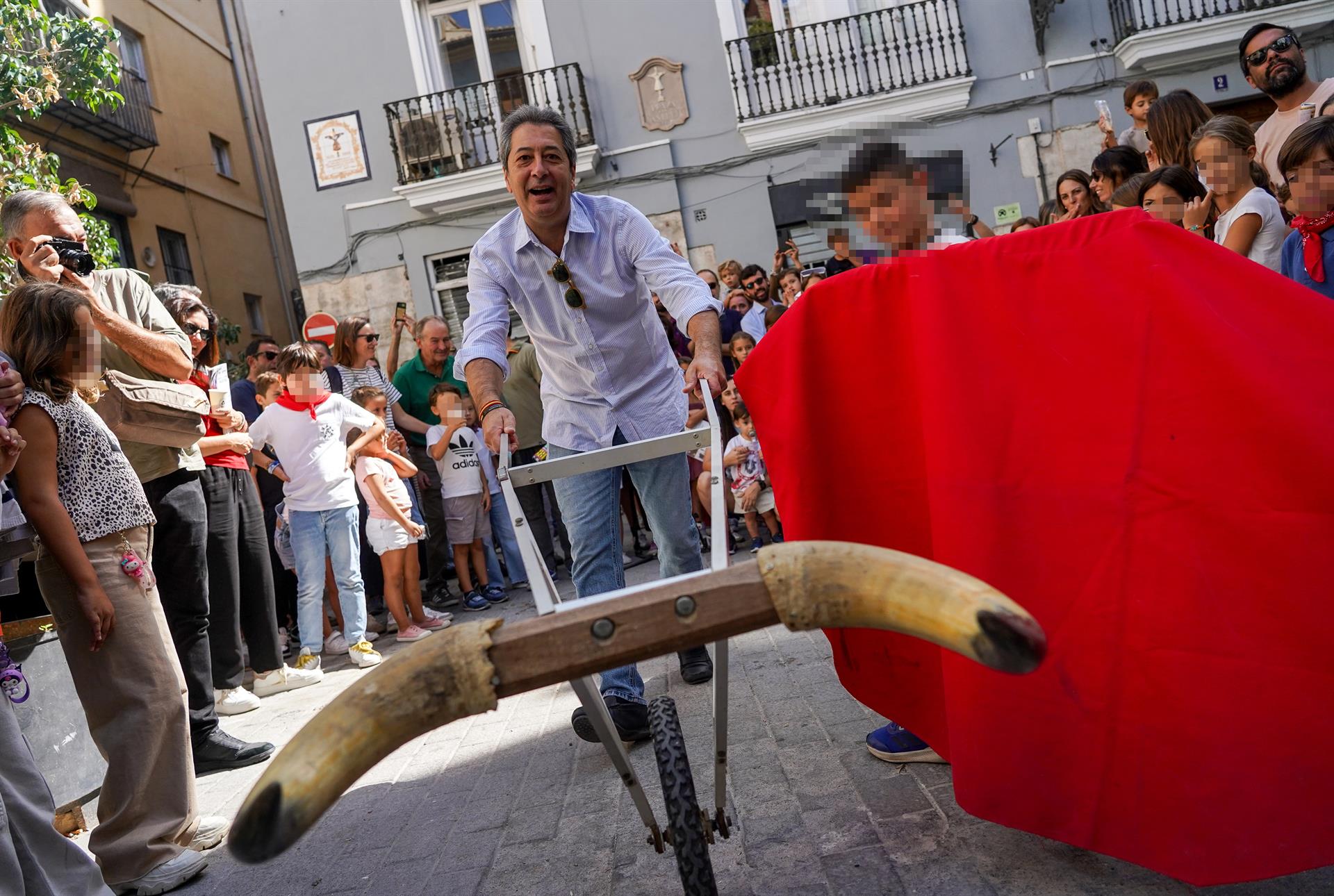 L'exvicepresident de la Generalitat i exconseller de Cultura, Vicente Barrera, de Vox, en el correbou infantil que ha tingut lloc a València | Eduardo Manzana | EP