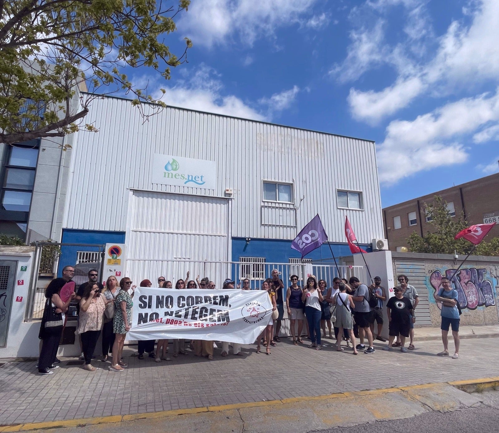 Protesta de la plantilla del Grupo Mésnet CostaAzahar per l'impagament de salaris durant el conflicte amb les netejadores dels centres escolars