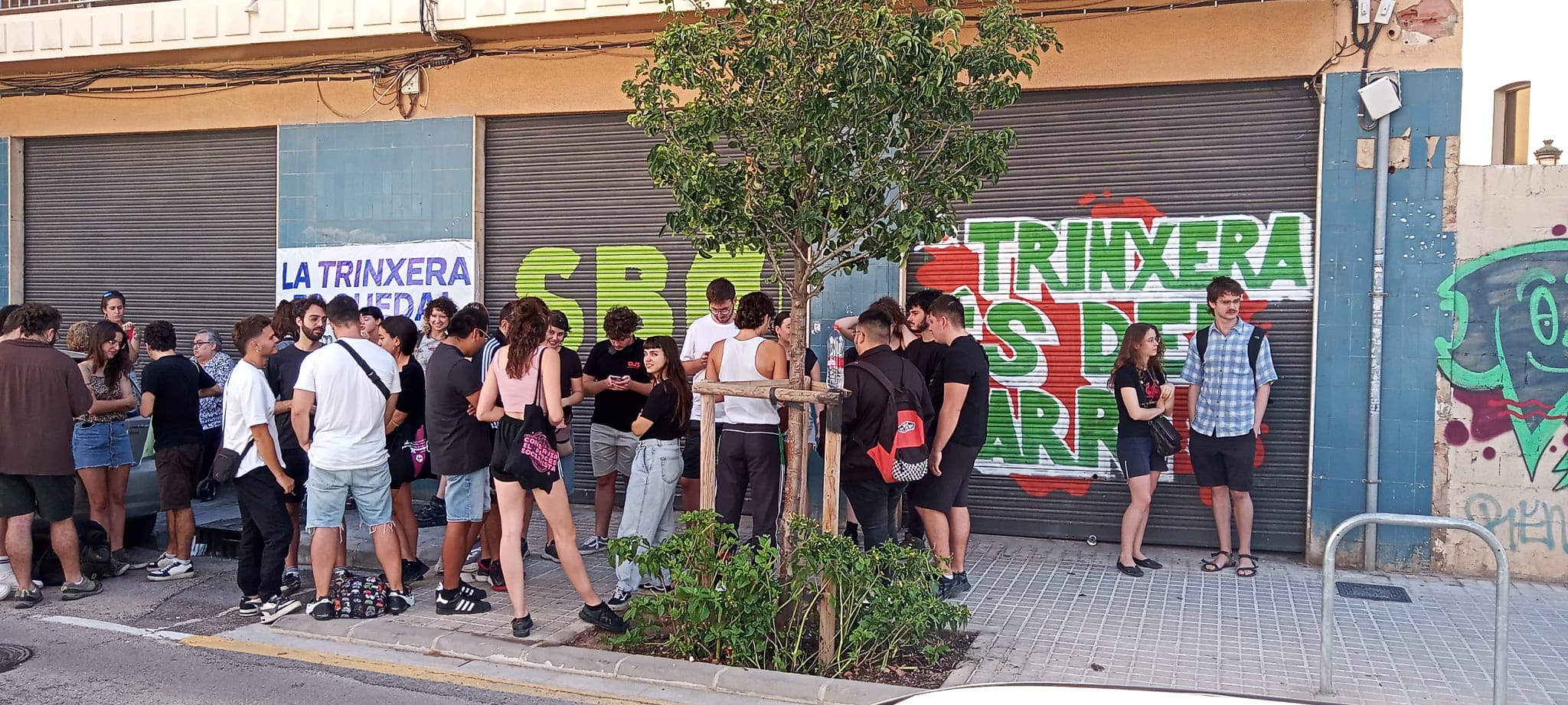 Concentració davant La Trinxera per evitar-ne el desnonament