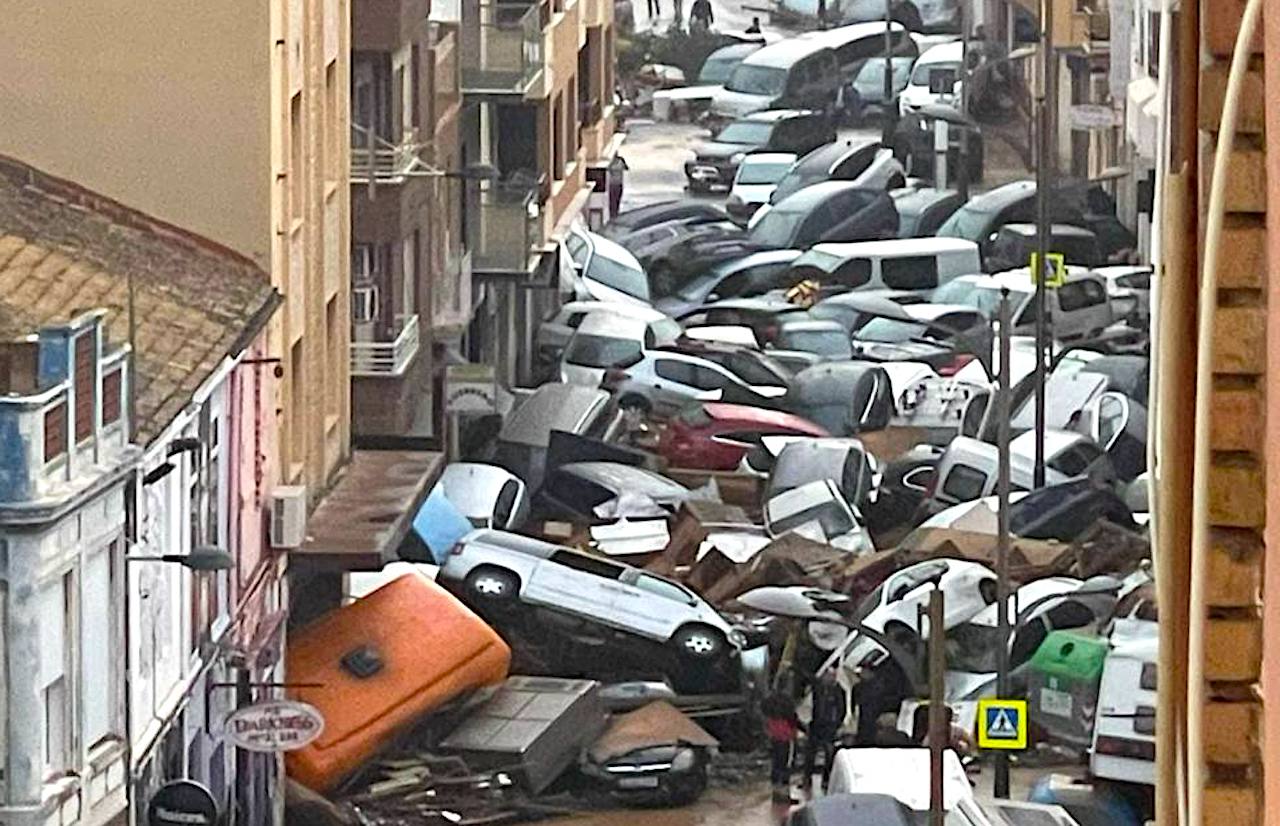 Vehicles arrossegats per l'aigua a Sedaví (l'Horta Sud)
