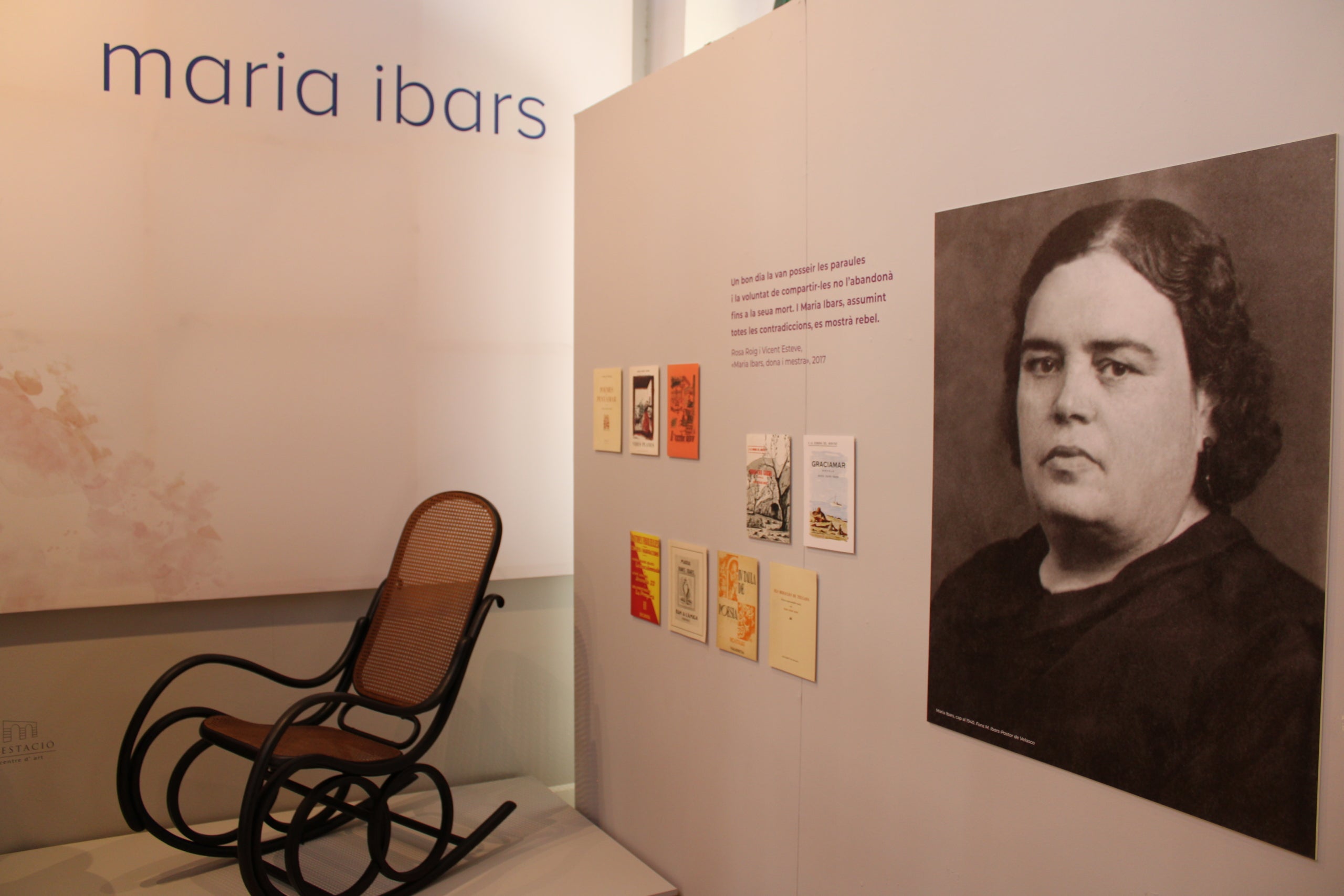 Maria Ibars a l'exposició itinerant de l'AVL