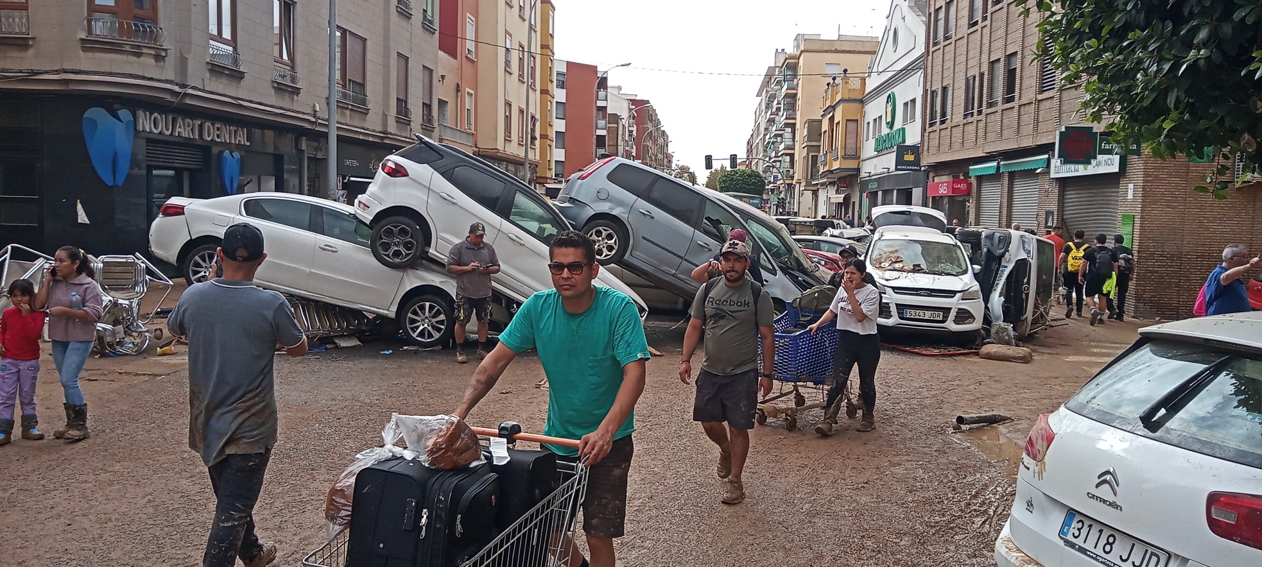 Carrer bloquejat per una pila de cotxes a Banetússer