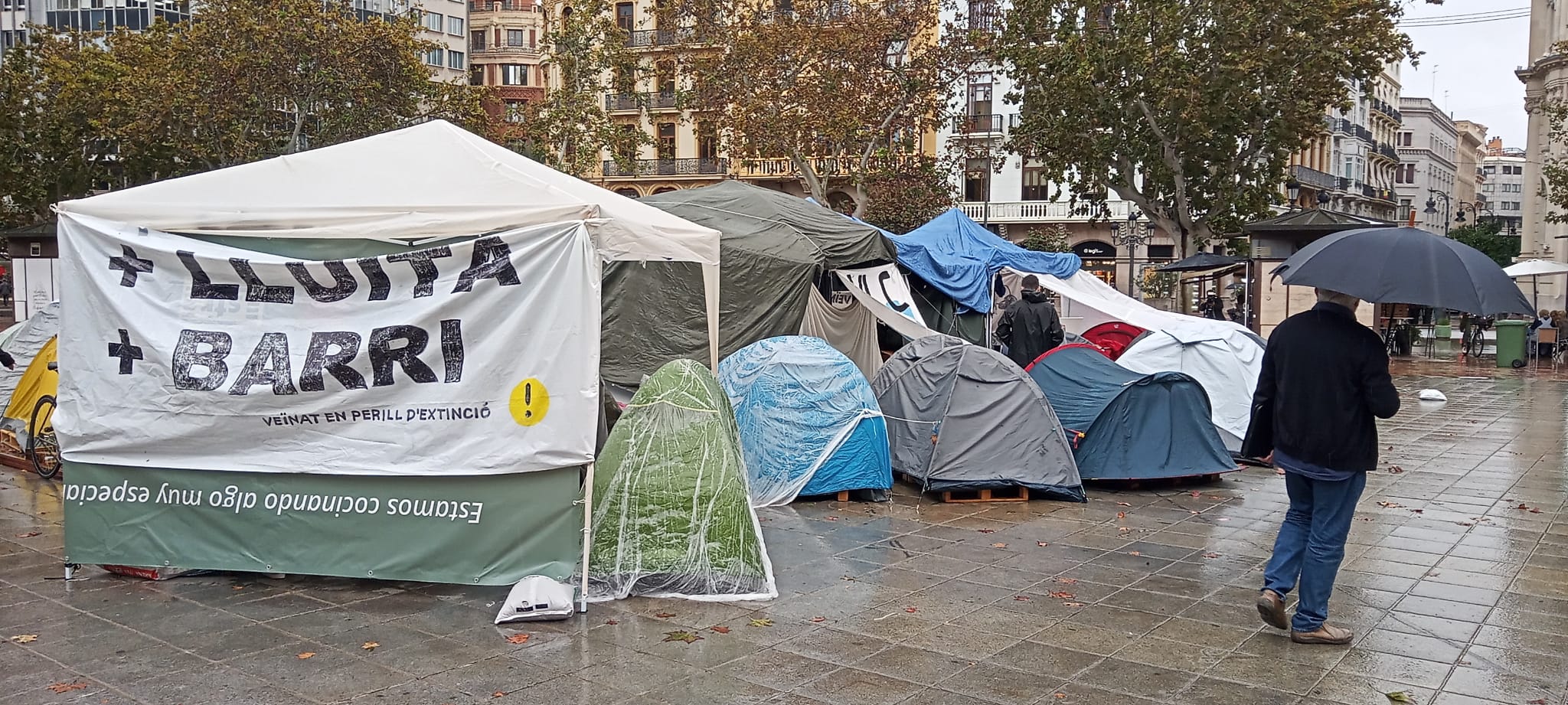 L'acampada per l'habitatge segueix creixent malgrat la pluja