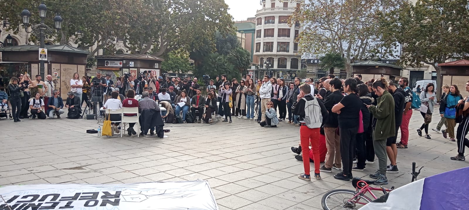 Massiva roda de premsa a l'acampada per l'habitatge