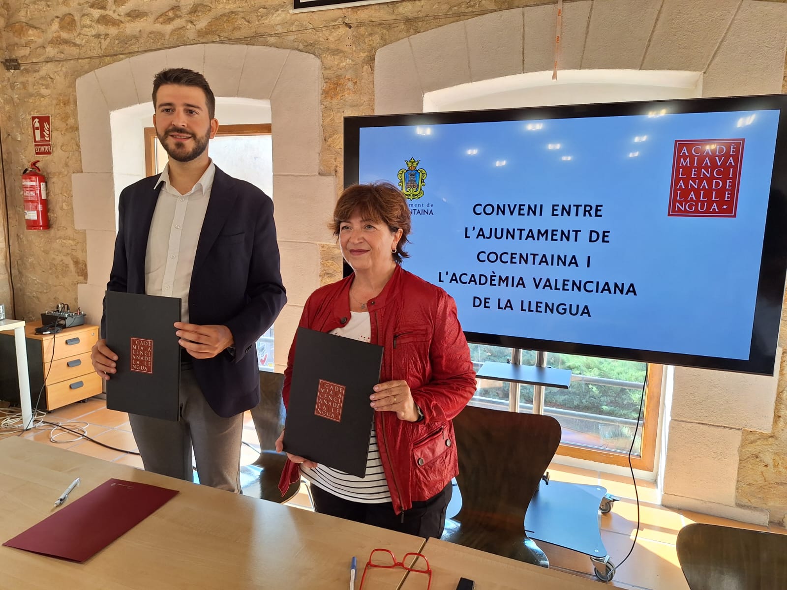 L'alcalde de Cocentaina, Jordi Pla, amb la presidenta de l'AVL, Verònica Cantó (Ajuntament de Cocentaina)