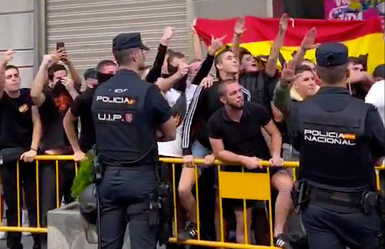 Un grup de joves fa salutacions nazis i insulta Compromís