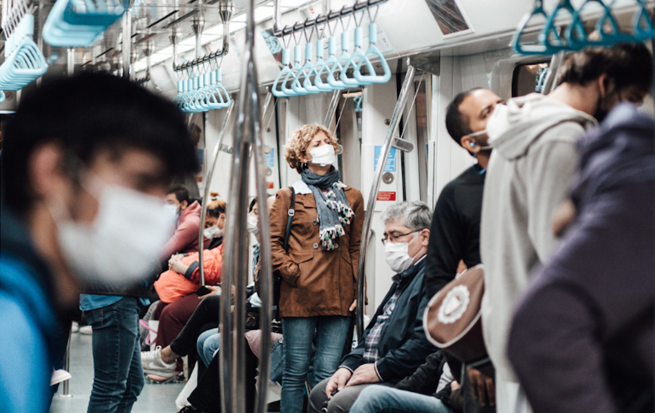 Persones amb mascareta al transport públic