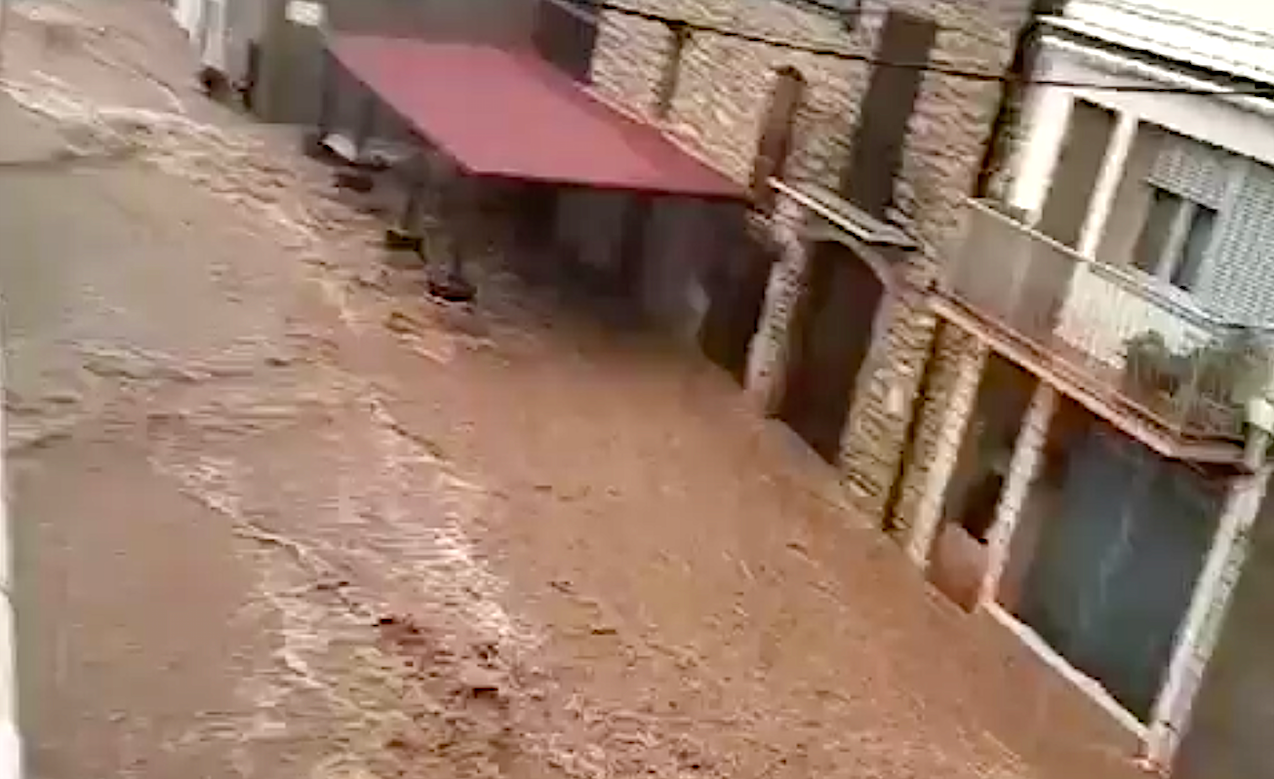 Carrers inundats a Tírig (el Maestrat)