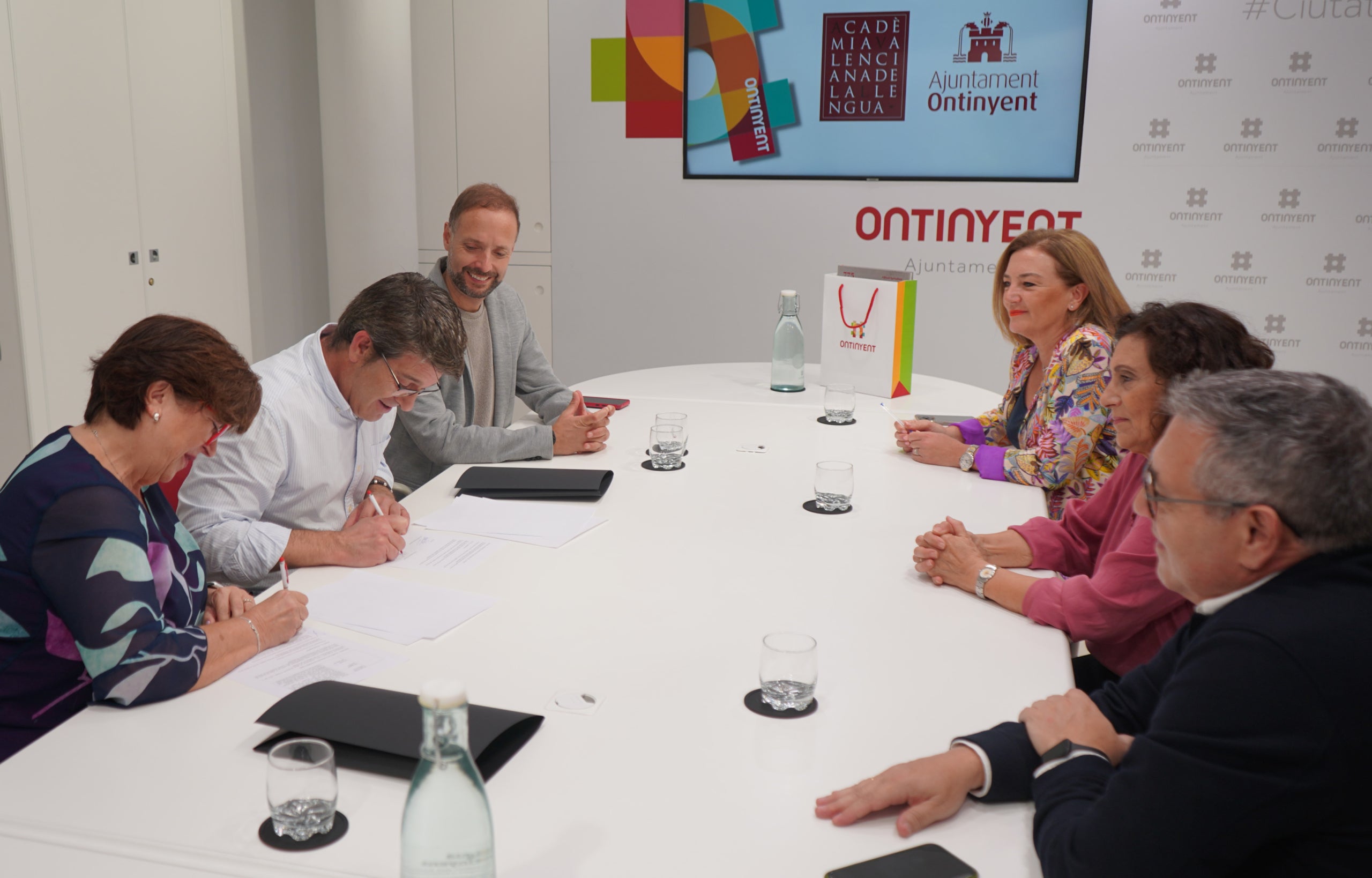 Reunió entre representants de l'AVL i de l'Ajuntament d'Ontinyent (Vall d'Albaida)