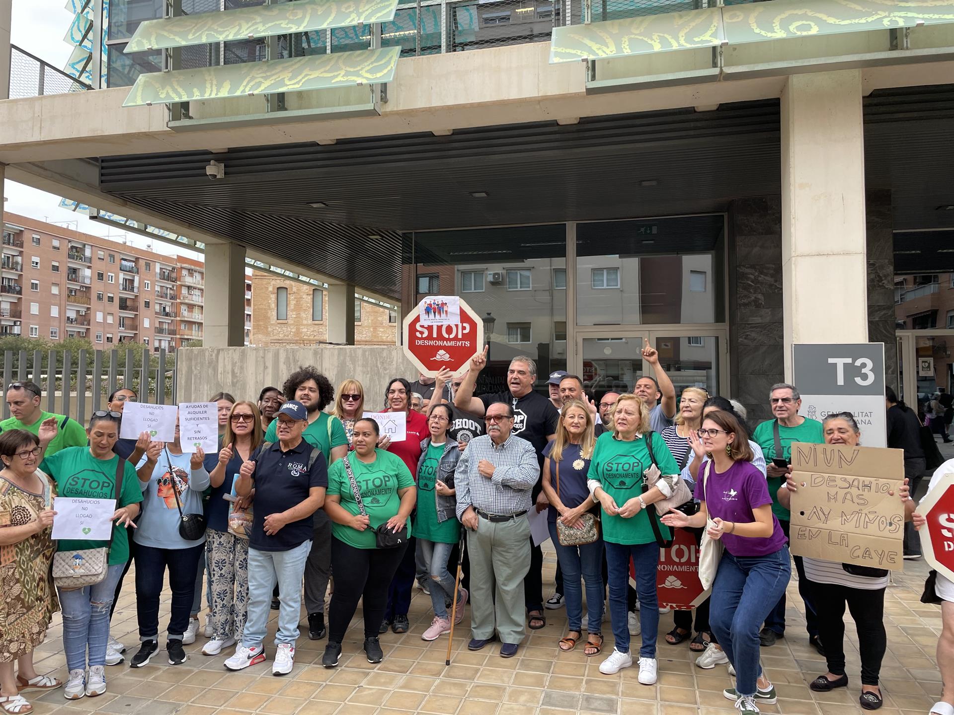 Protesta de la PAH davant de la Conselleria d'Habitatge a València | EP