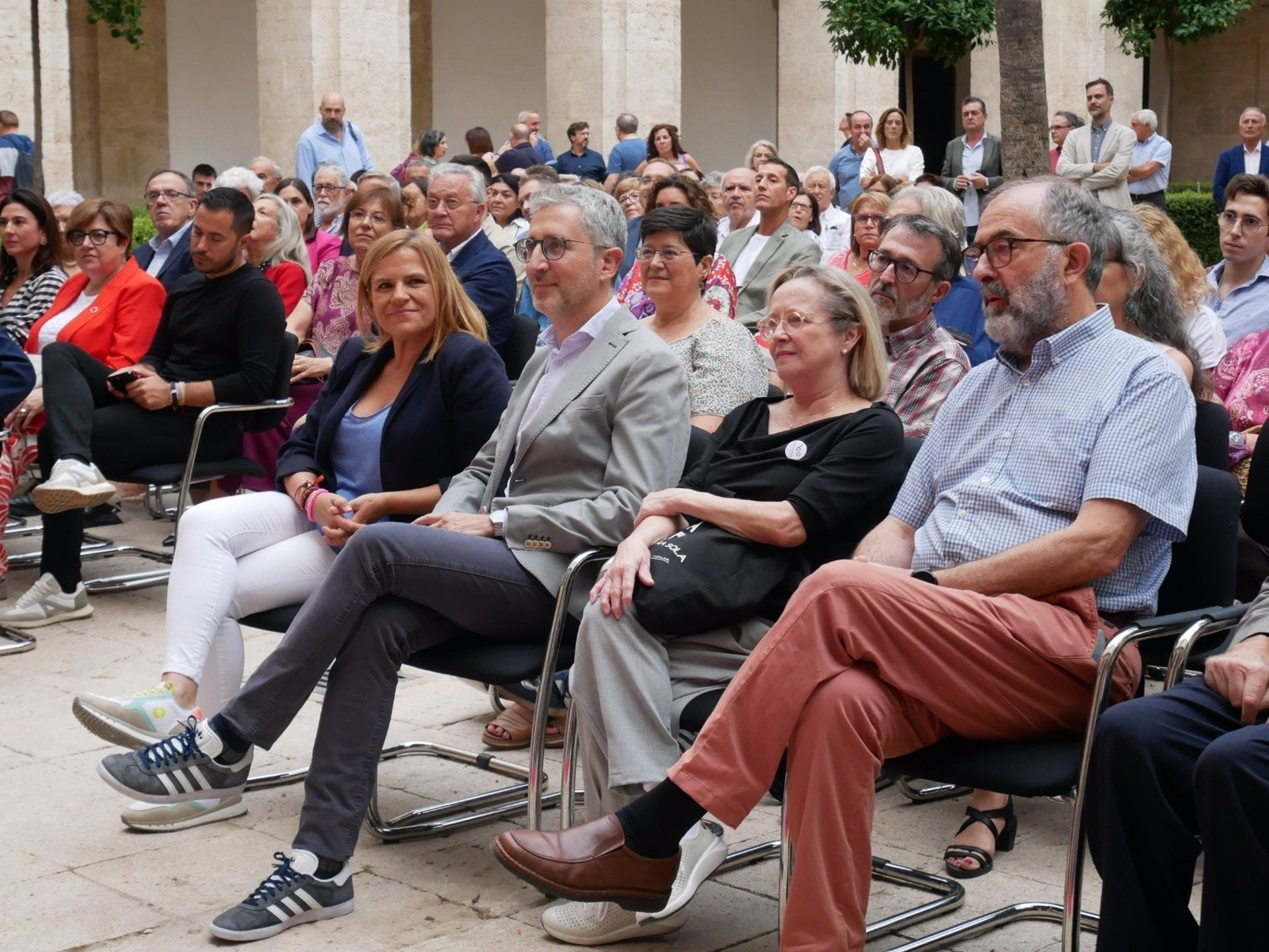 Carmina Andrés, al centre, amb Arcadi España i Pilar Bernabé a la dreta / Europa Press