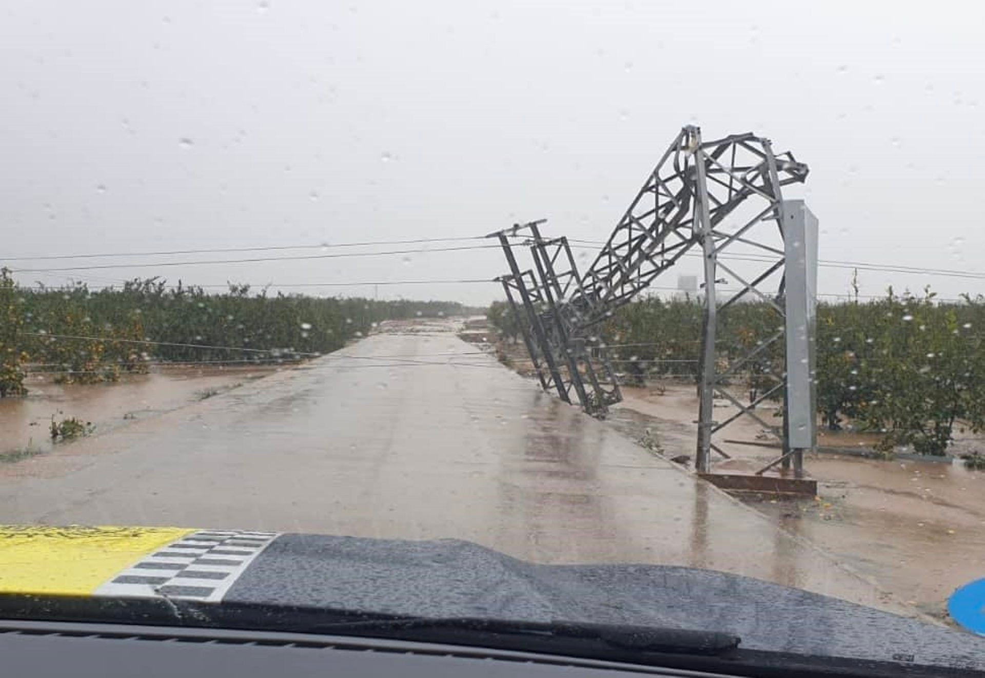 Un tornado tomba una torre elèctrica a Carlet | EP
