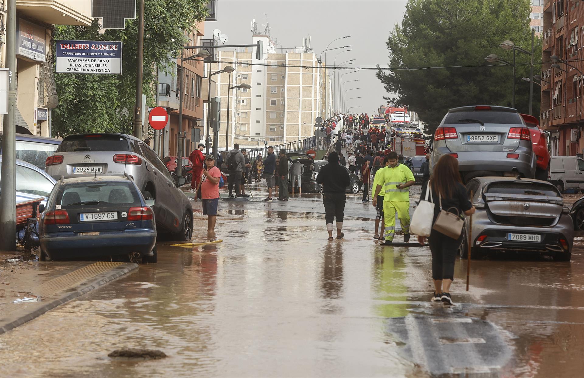 Vehicles arrossegats per l'aigua al barri de la Torre de València | Rober Solsona | EP