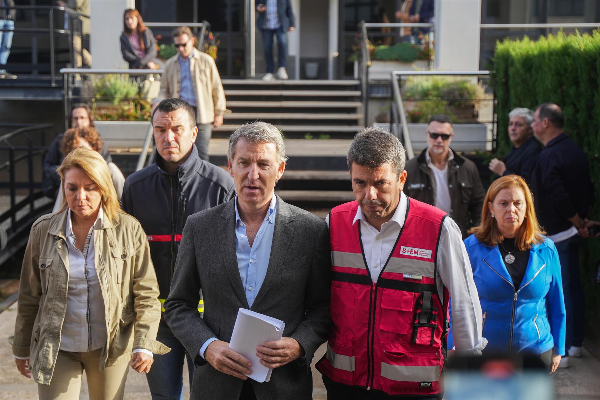 El president del Partit Popular, Alberto Núñez Feijóo, i el president de la Generalitat Valenciana, Carlos Mazón, visiten el Centre de Coordinació d'Emergències | Jorge Gil | EP