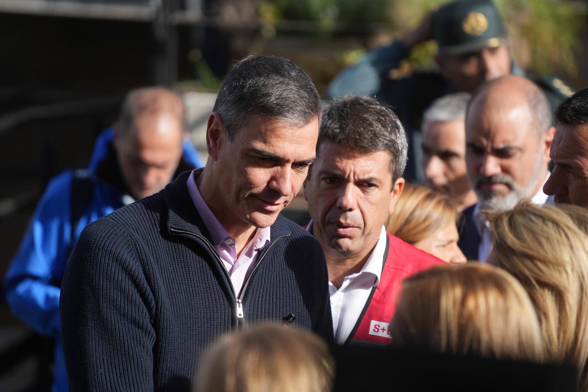 El president del Govern, Pedro Sánchez (i) i el president de la *Generalitta valenciana, Carlos Mazón (d), durant la seua visita el Centre de Coordinació Operatiu Integrat (CECOPI) | Jorge Gil | EP