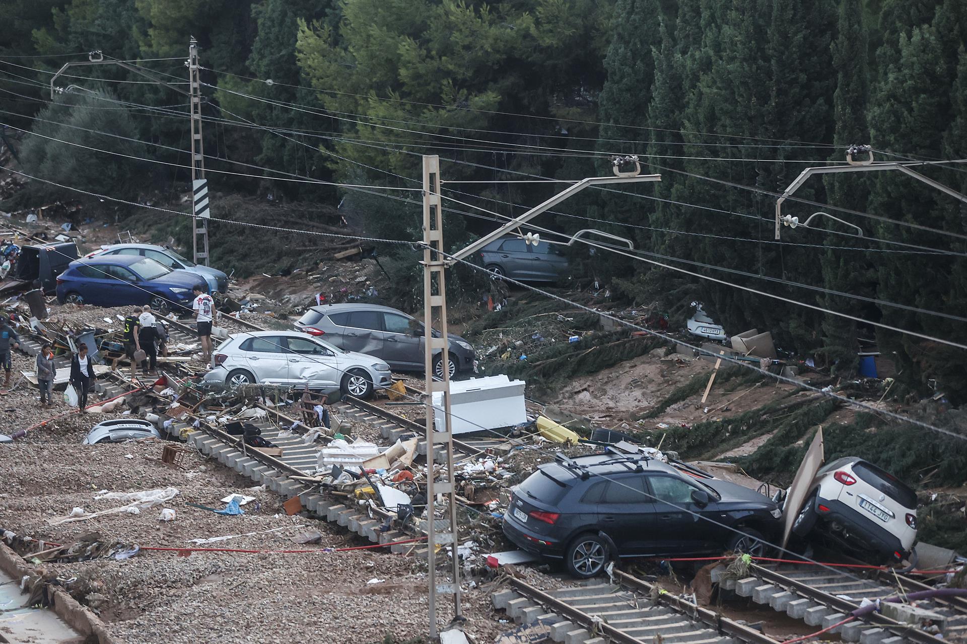 Vehicles arrossegats sobre les vies de tren a Alfafar (l'Horta Sud) | Rober Solsona | EP