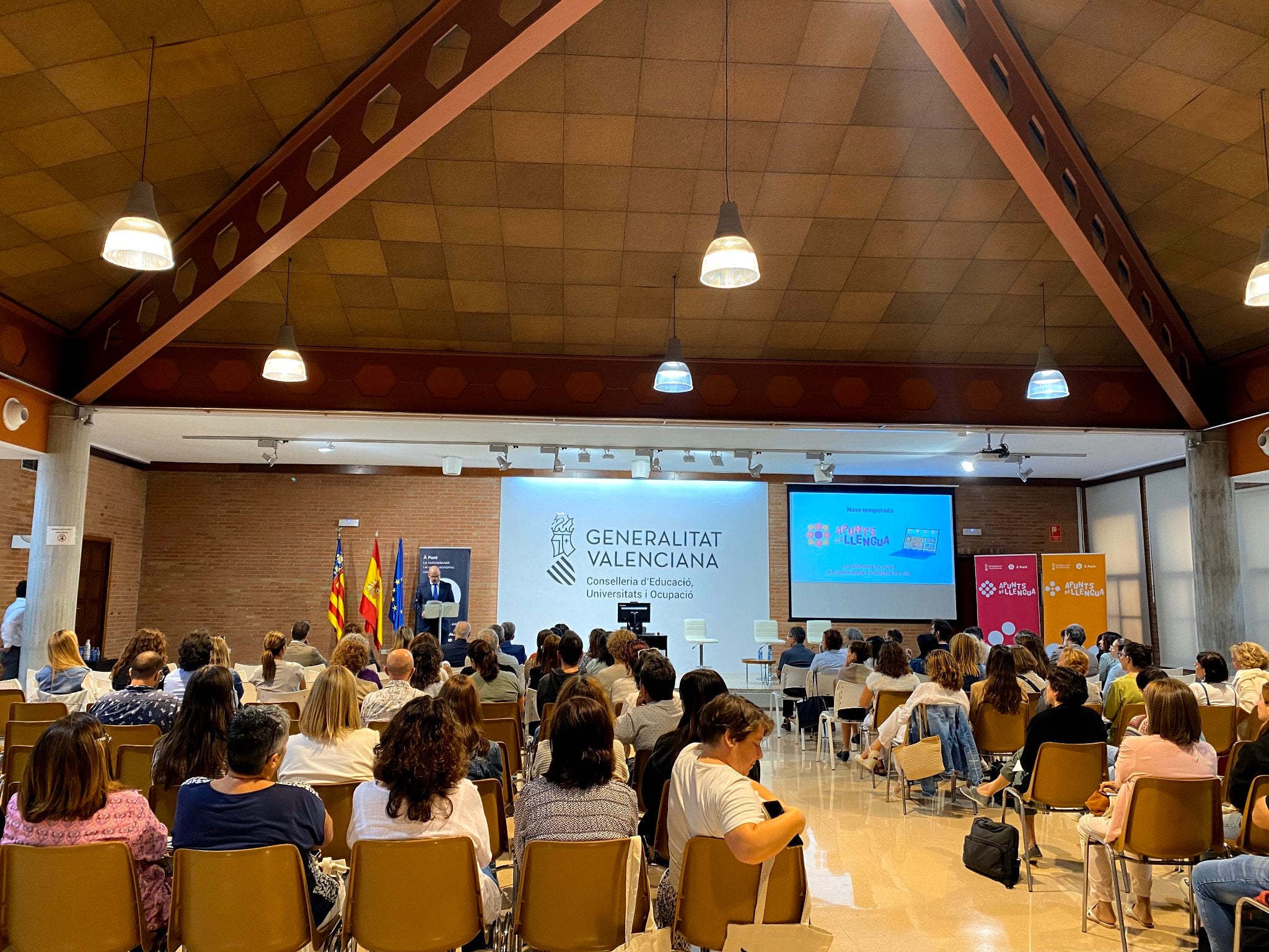 Presentació de la renovació d'Apunts per la Llengua