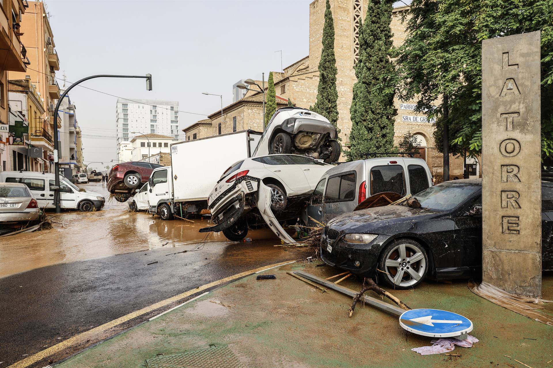 Vehícles destrossats per la DANA al barri de La Torre de Valencia - Rober Solsona - Europa Press