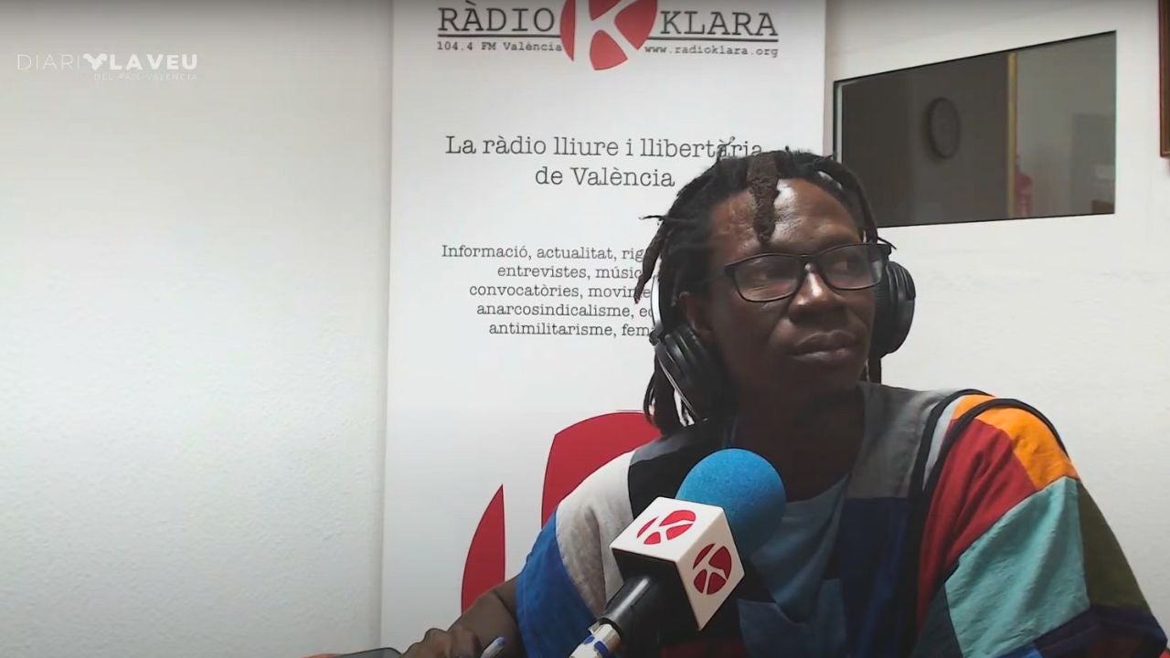 Moussa Diack durant l'entrevista als estudis de ràdio klara i al pòdcast de Diari la Veu