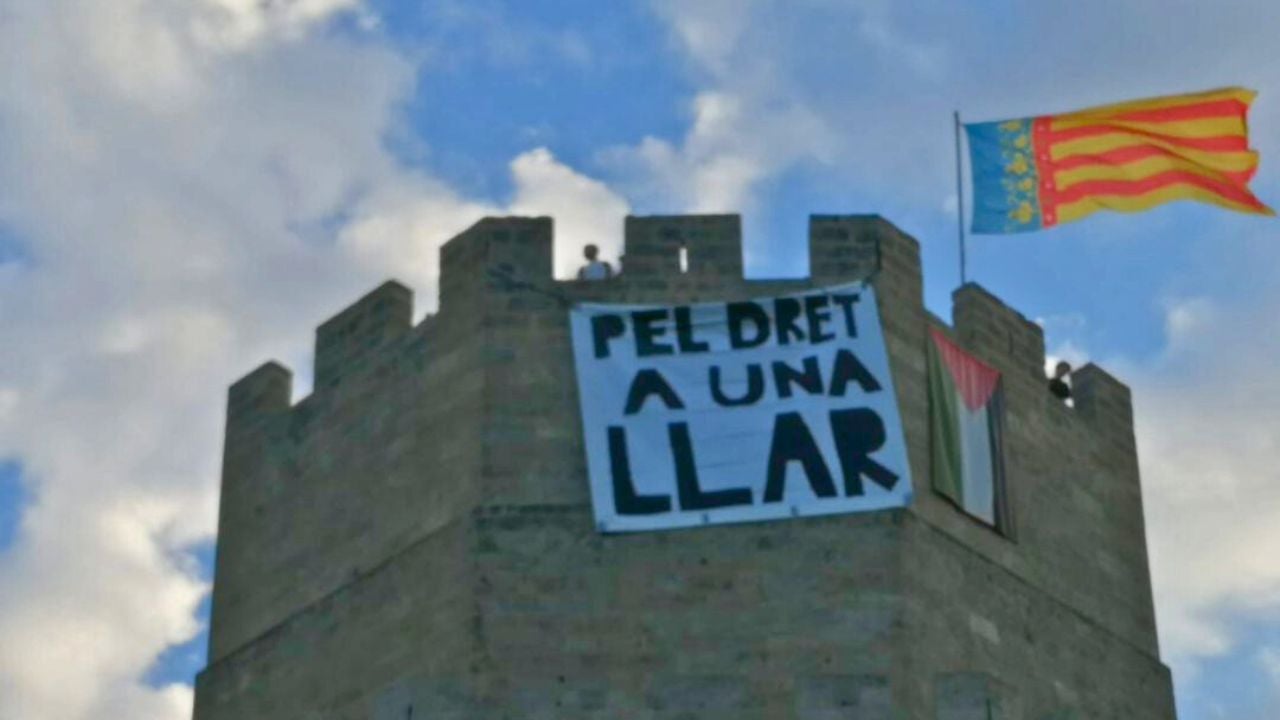 «Pel dret a una llar», pancarta penjada a les torres de serrans a València | Instagram @lamataobras