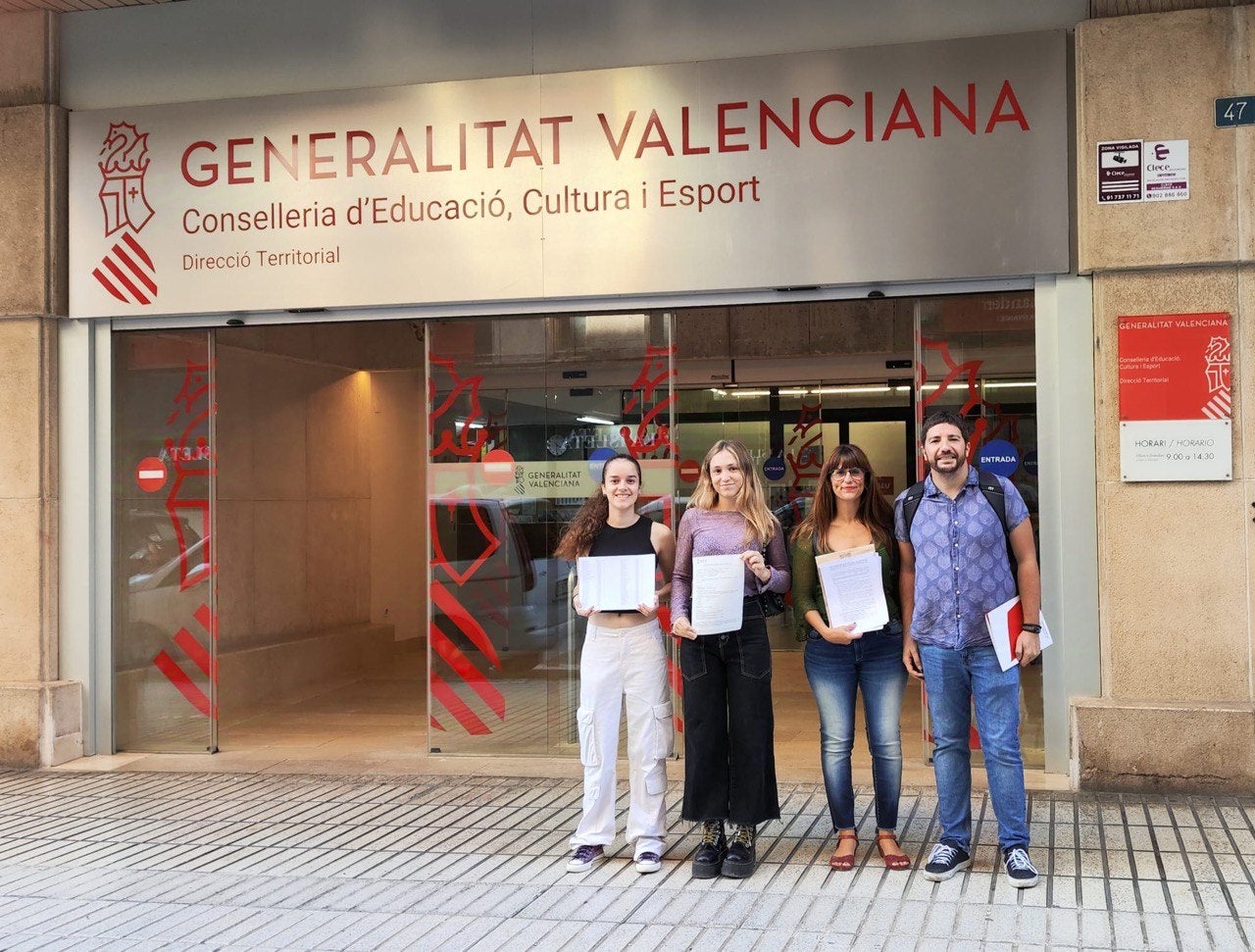 Presentació de signatures a la Direcció Territorial d'Educació d'Alacant