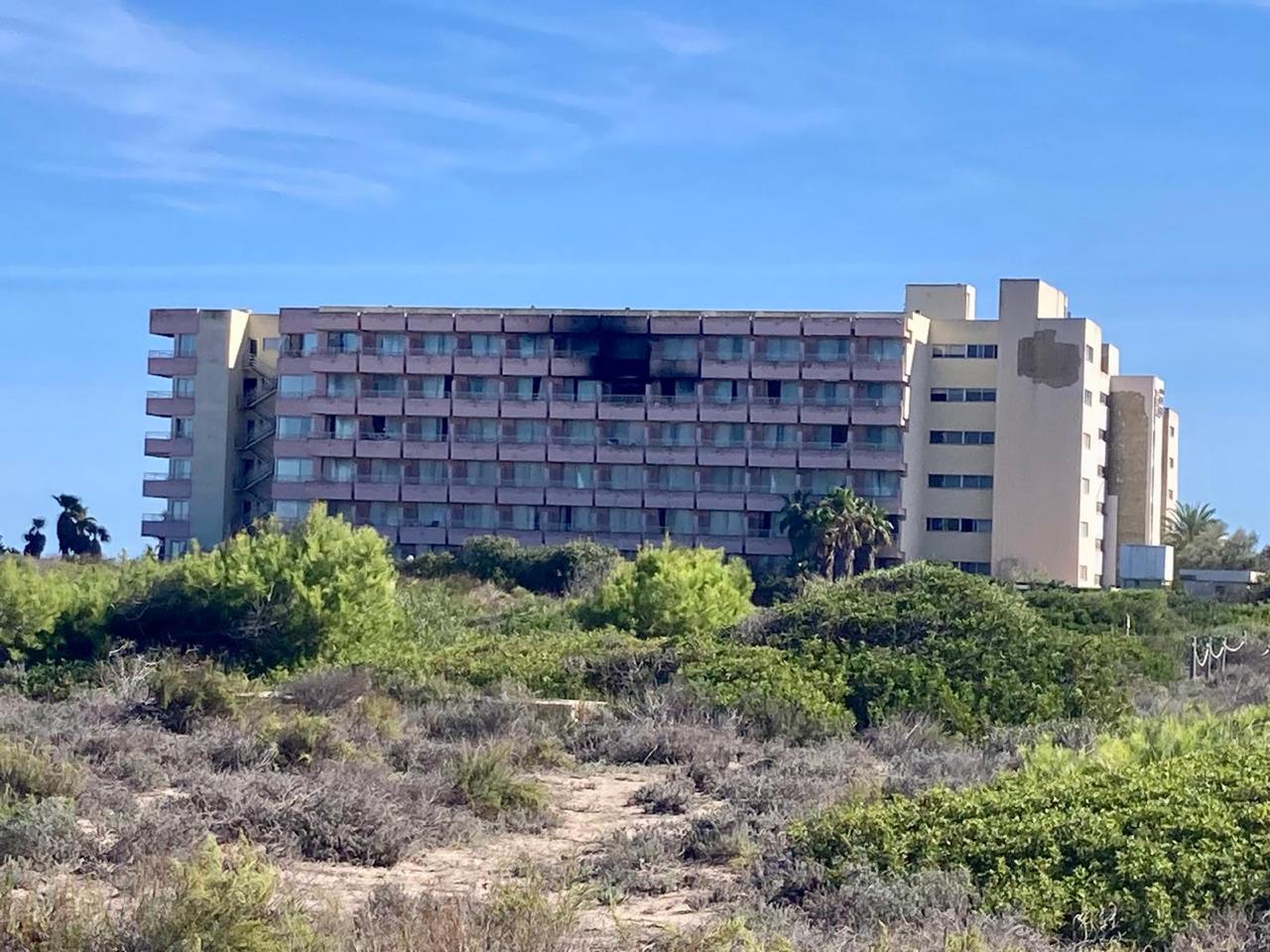L'edifici de l'antic hotel Sidi Saler després de patir l'incendi del passat dissabte