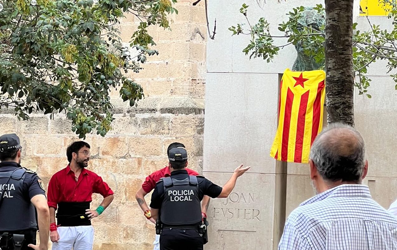 La policia de Sueca retira l'estelada del monument a Joan Fuster el 9 d'Octubre